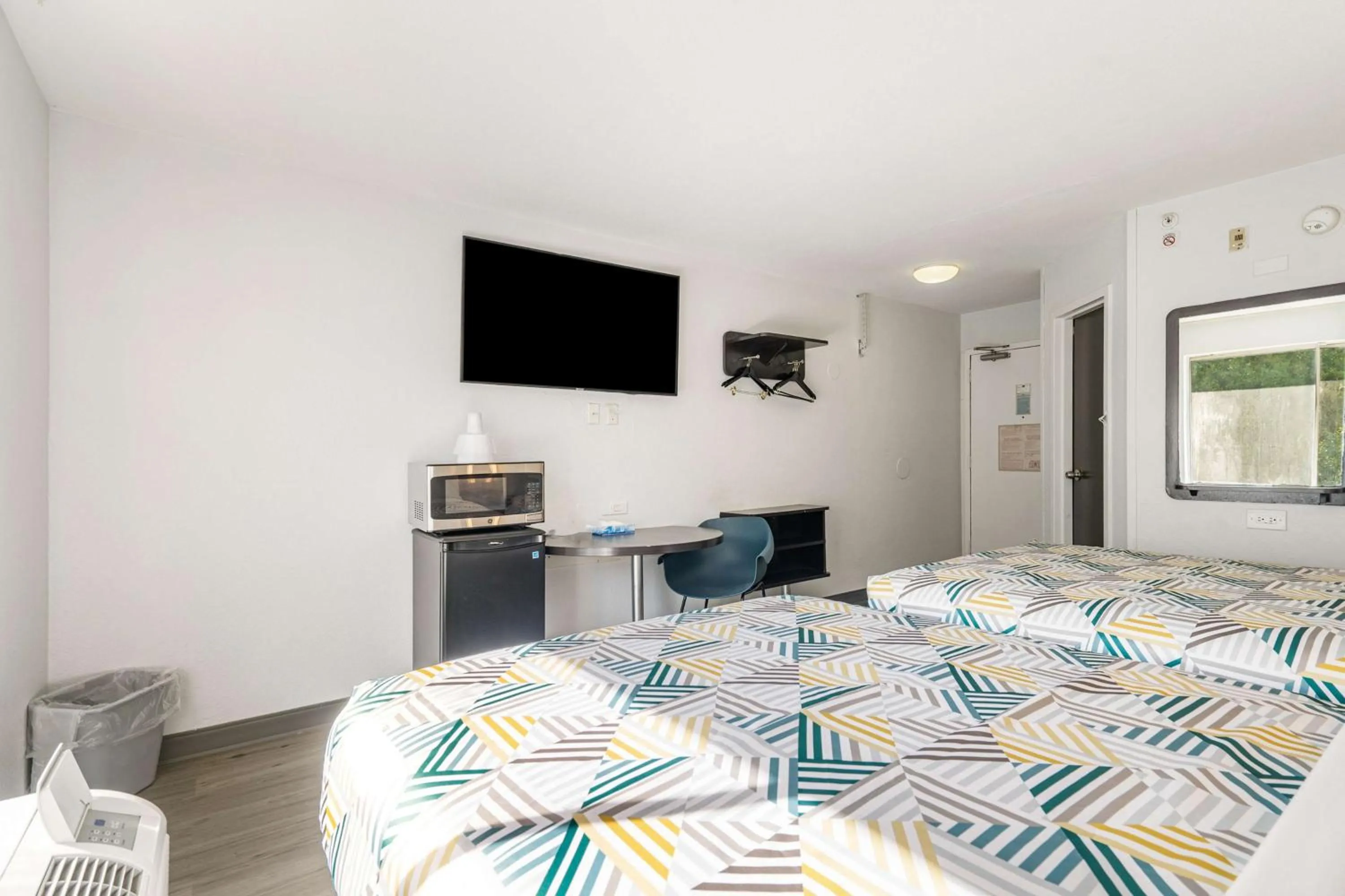 Bedroom, Bed in Motel 6 - Augusta, GA