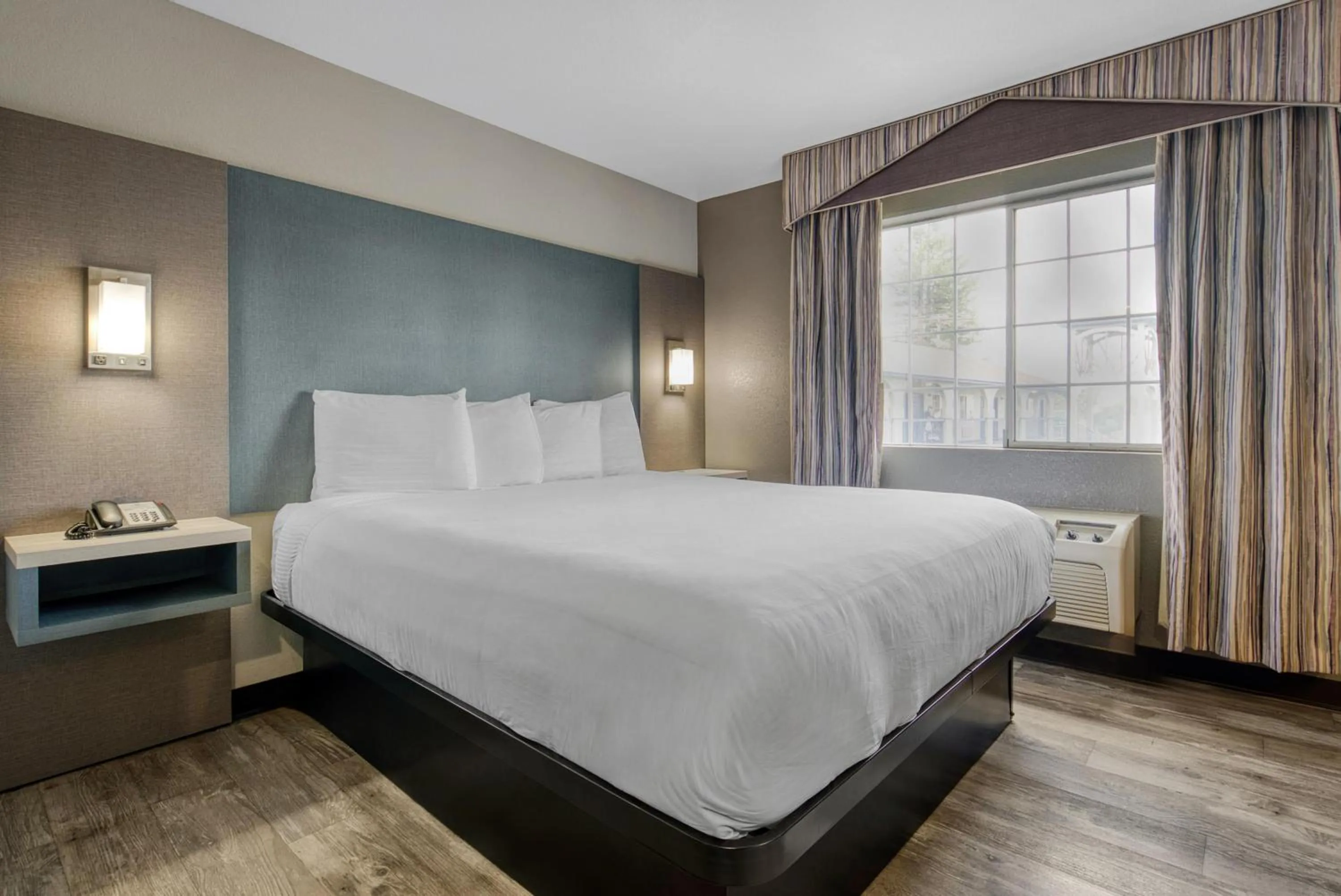 Bedroom, Bed in SureStay Hotel by Best Western Ukiah