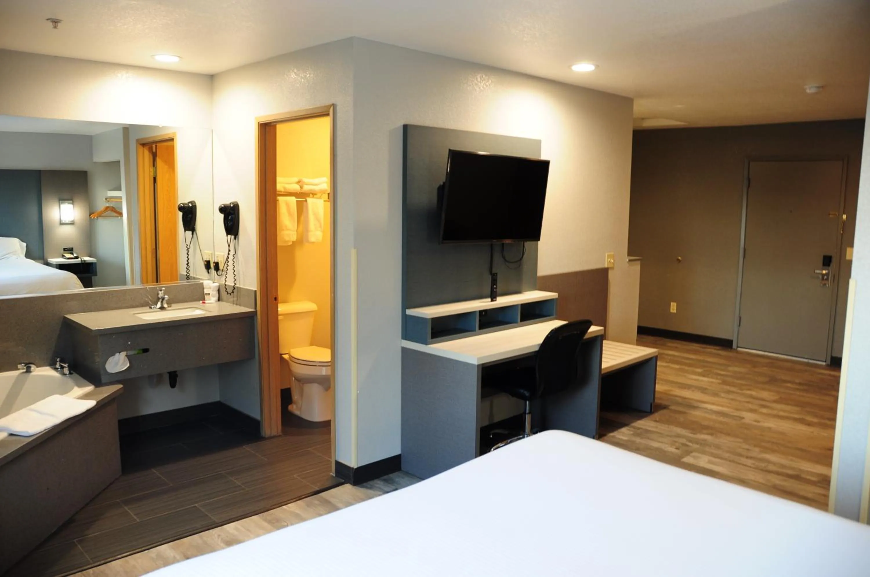 Bedroom, Bed in SureStay Hotel by Best Western Ukiah
