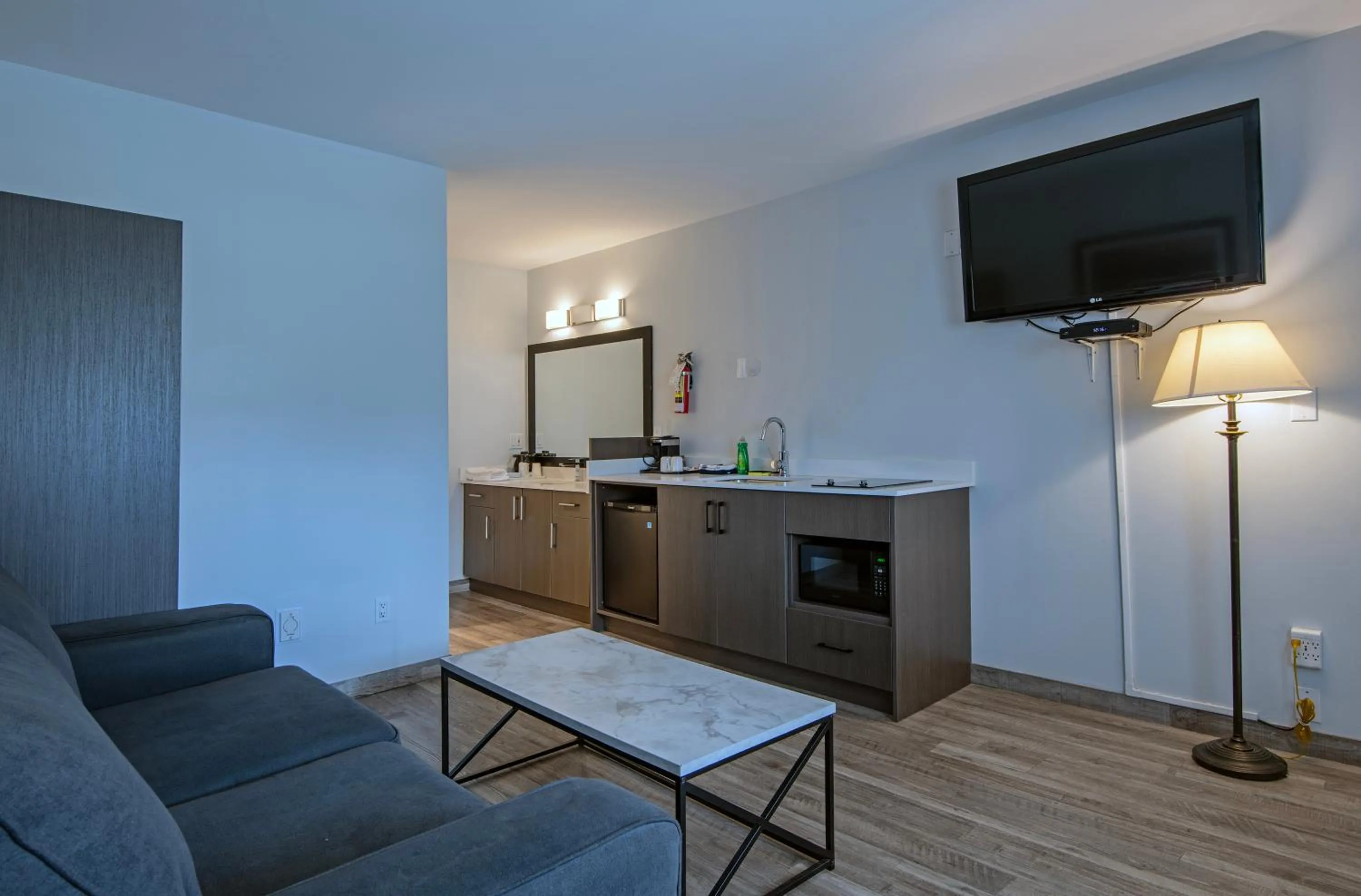 Riverland Inn & Suites