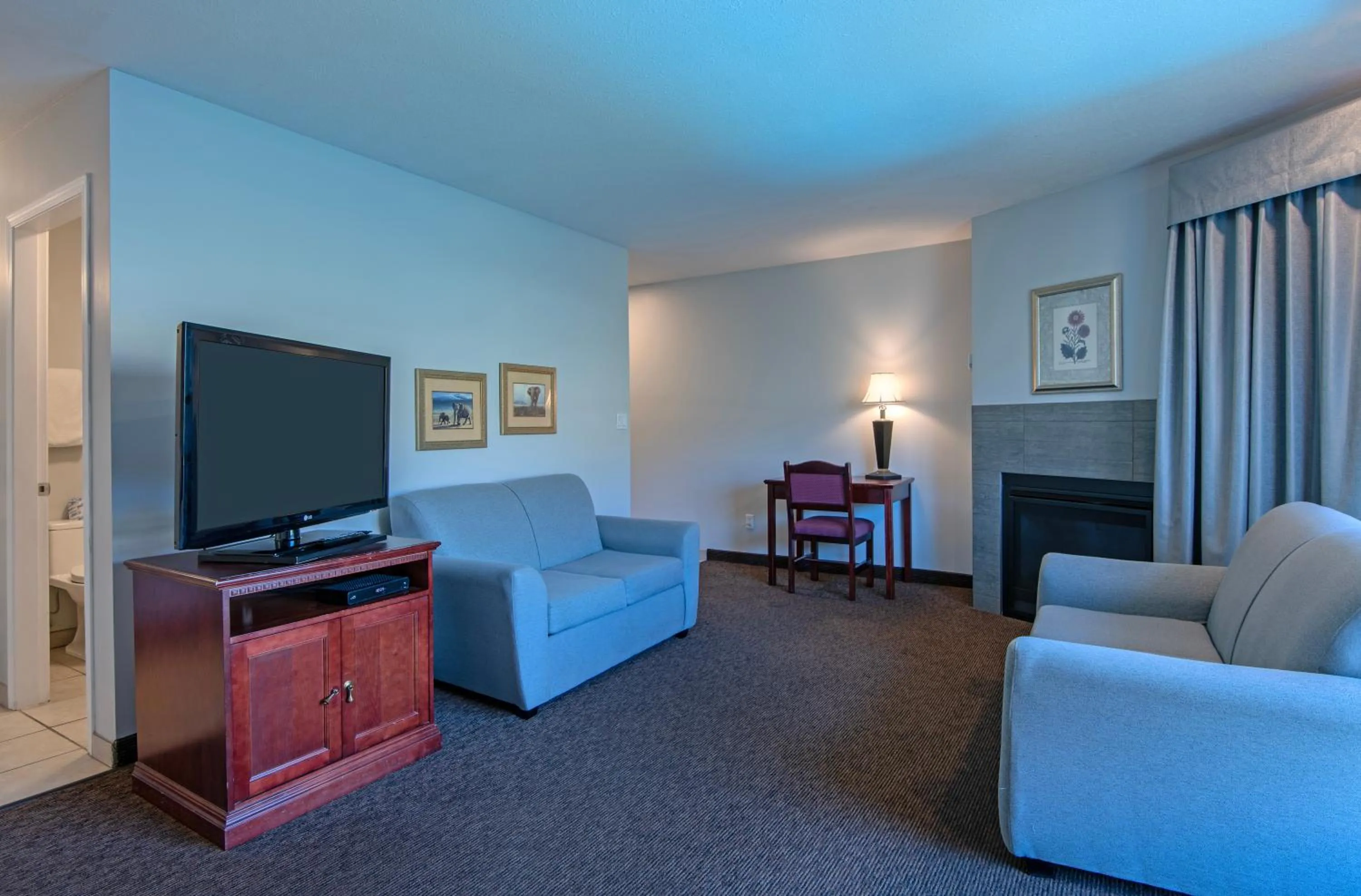 Riverland Inn & Suites