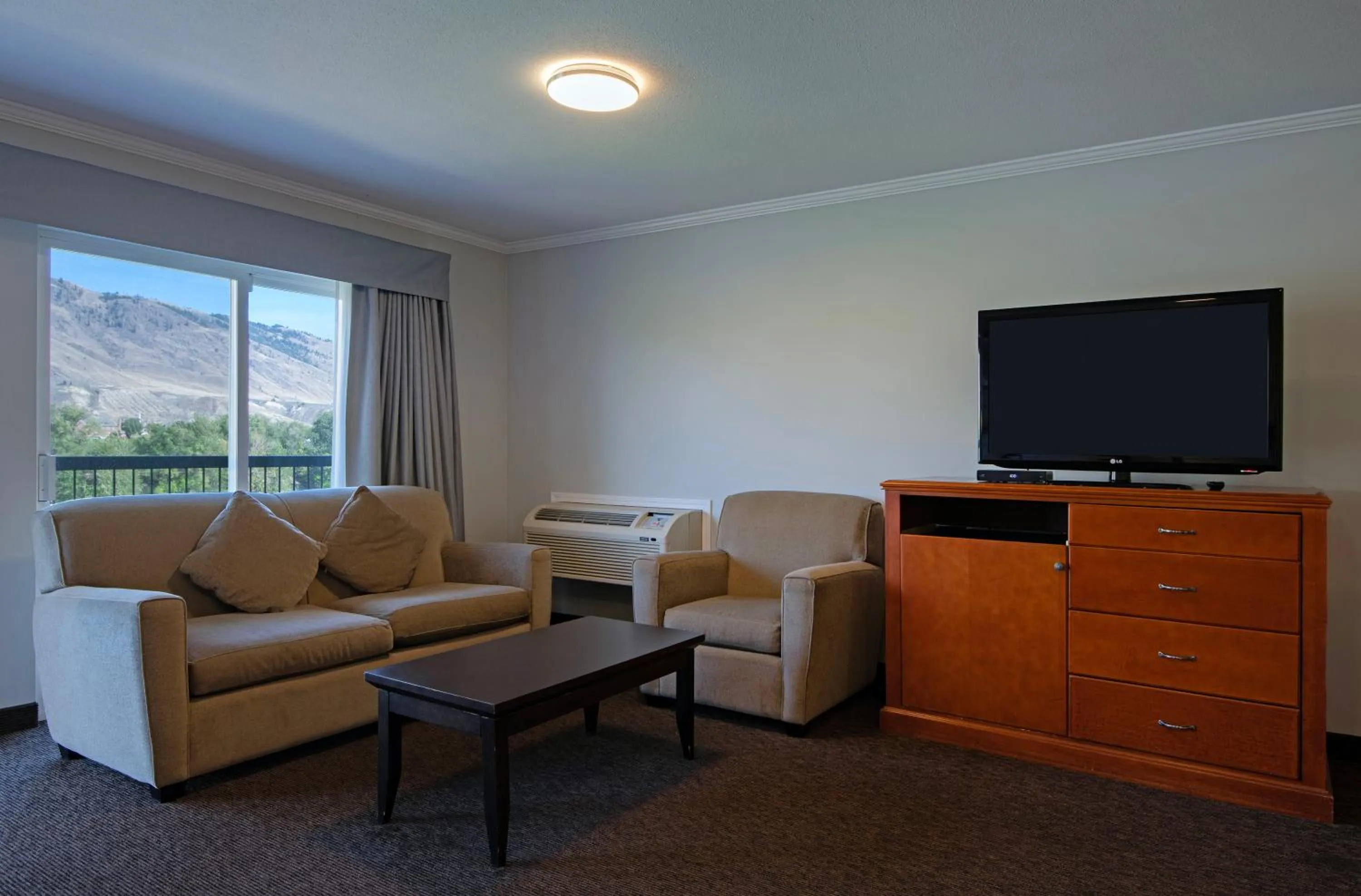 Riverland Inn & Suites