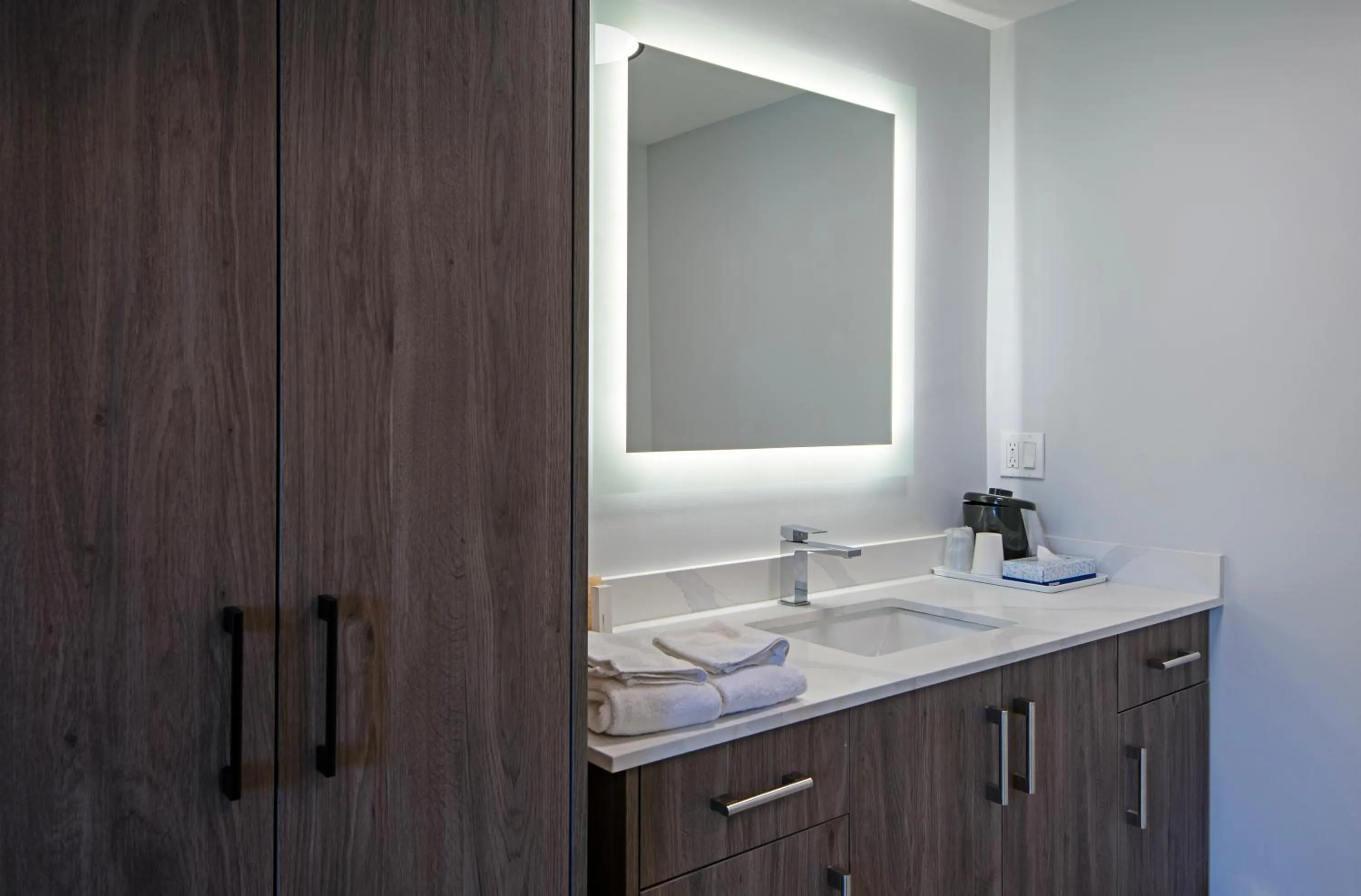 Riverland Inn & Suites