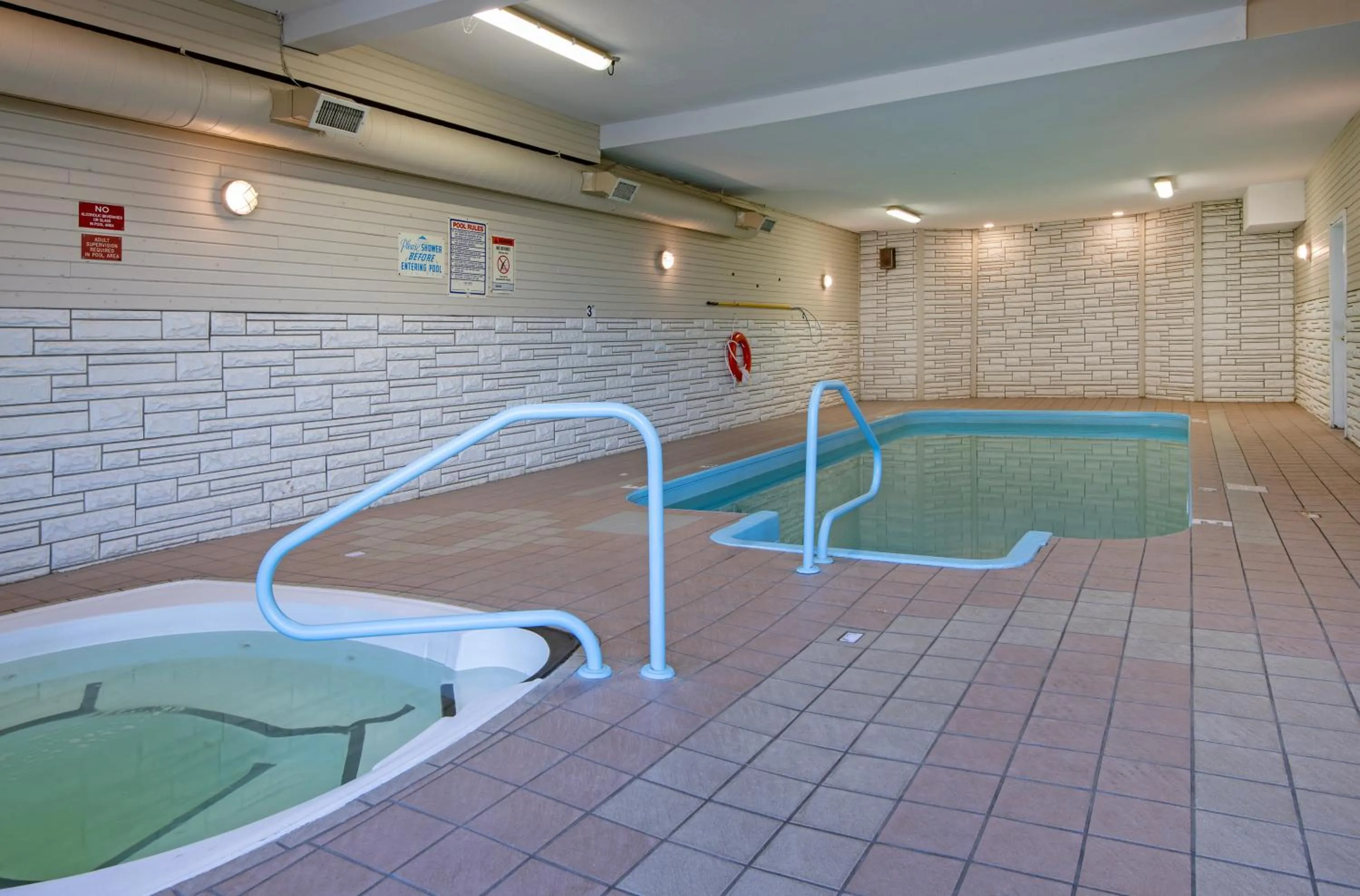 Swimming pool in Riverland Inn & Suites