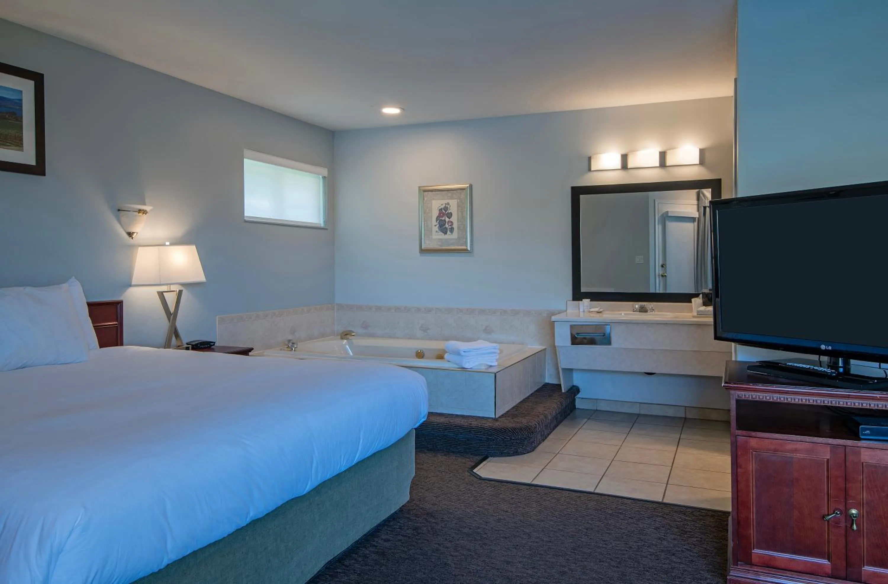 Bed in Riverland Inn & Suites