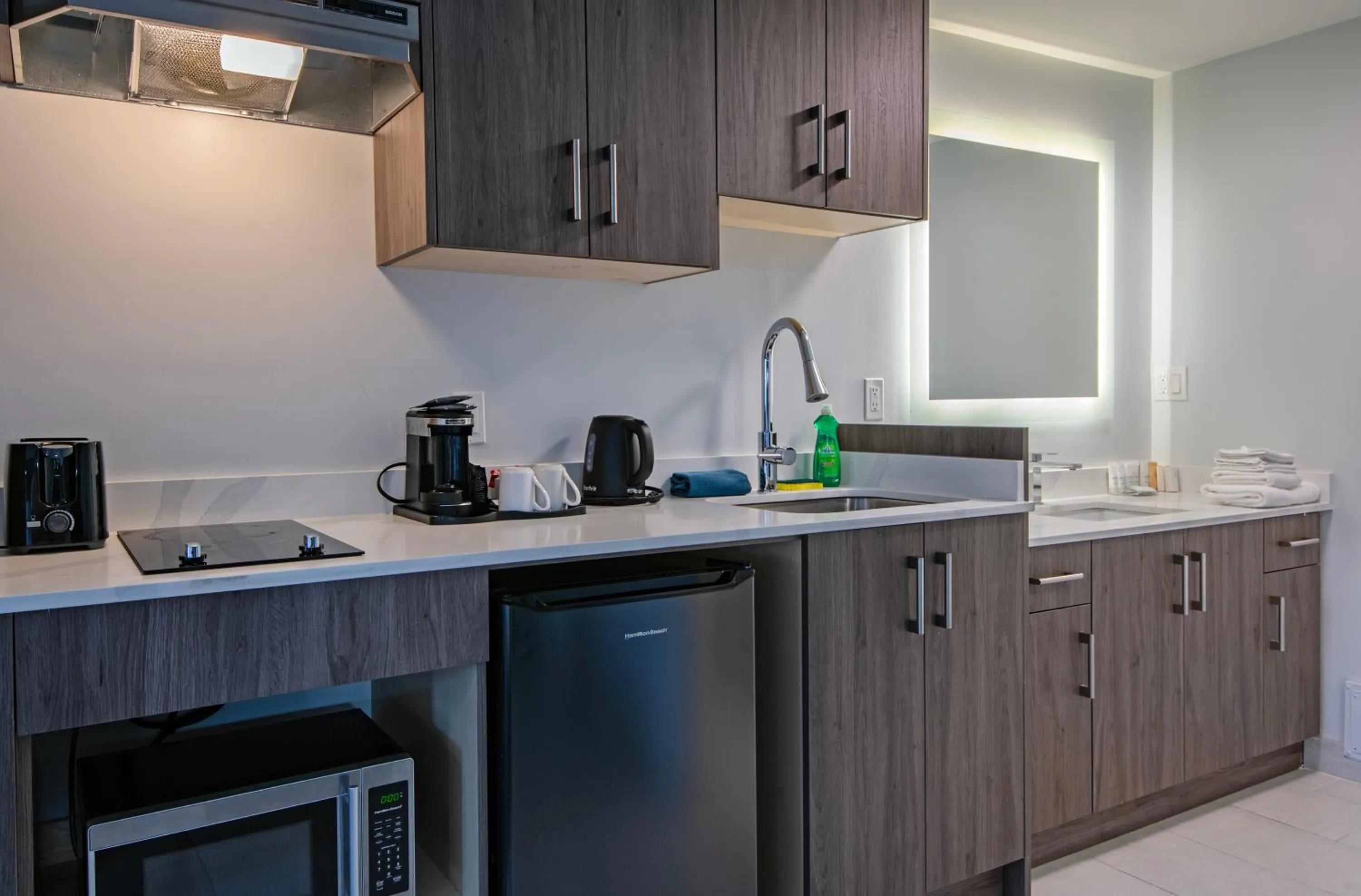 Riverland Inn & Suites