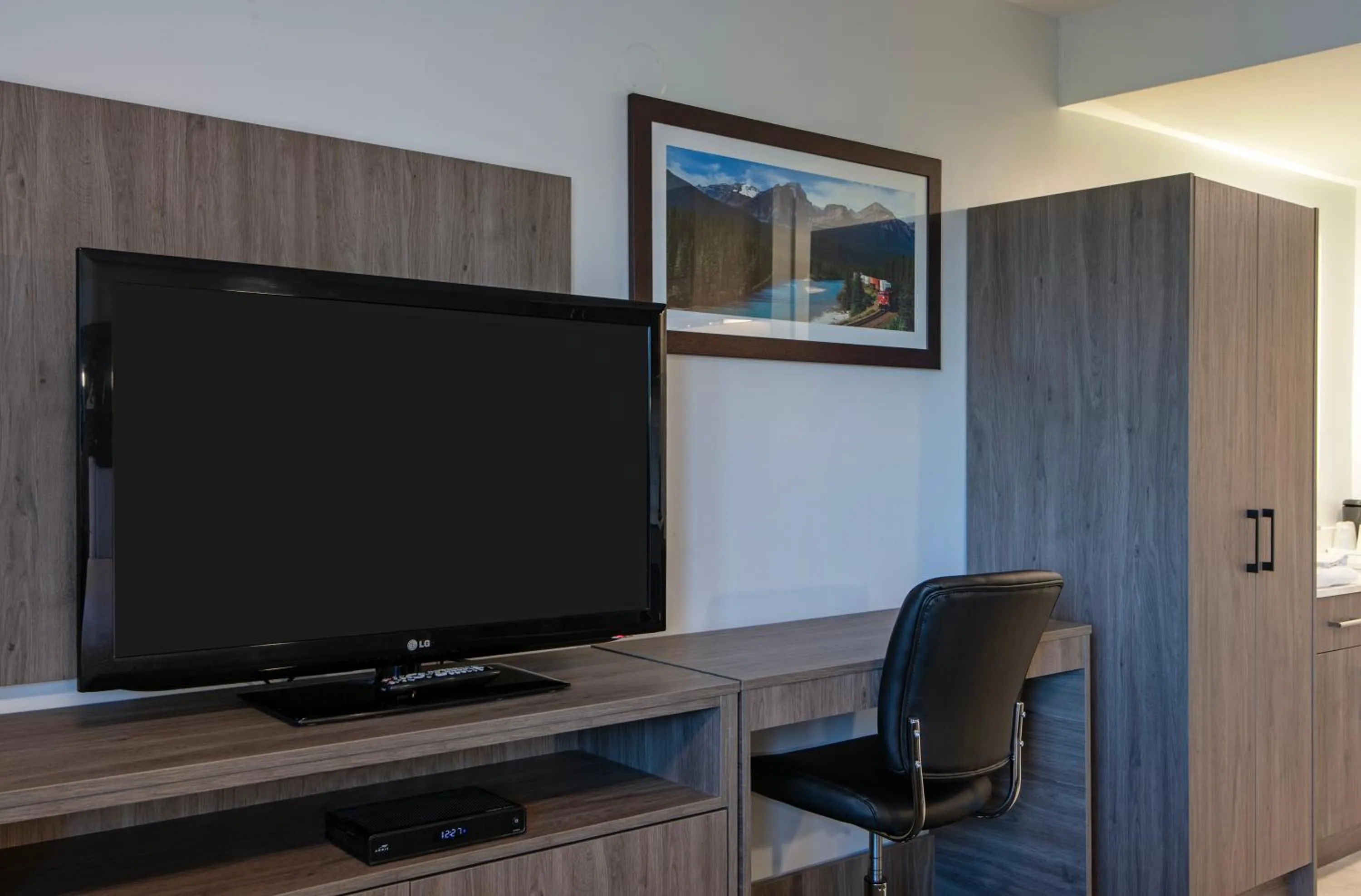 Riverland Inn & Suites