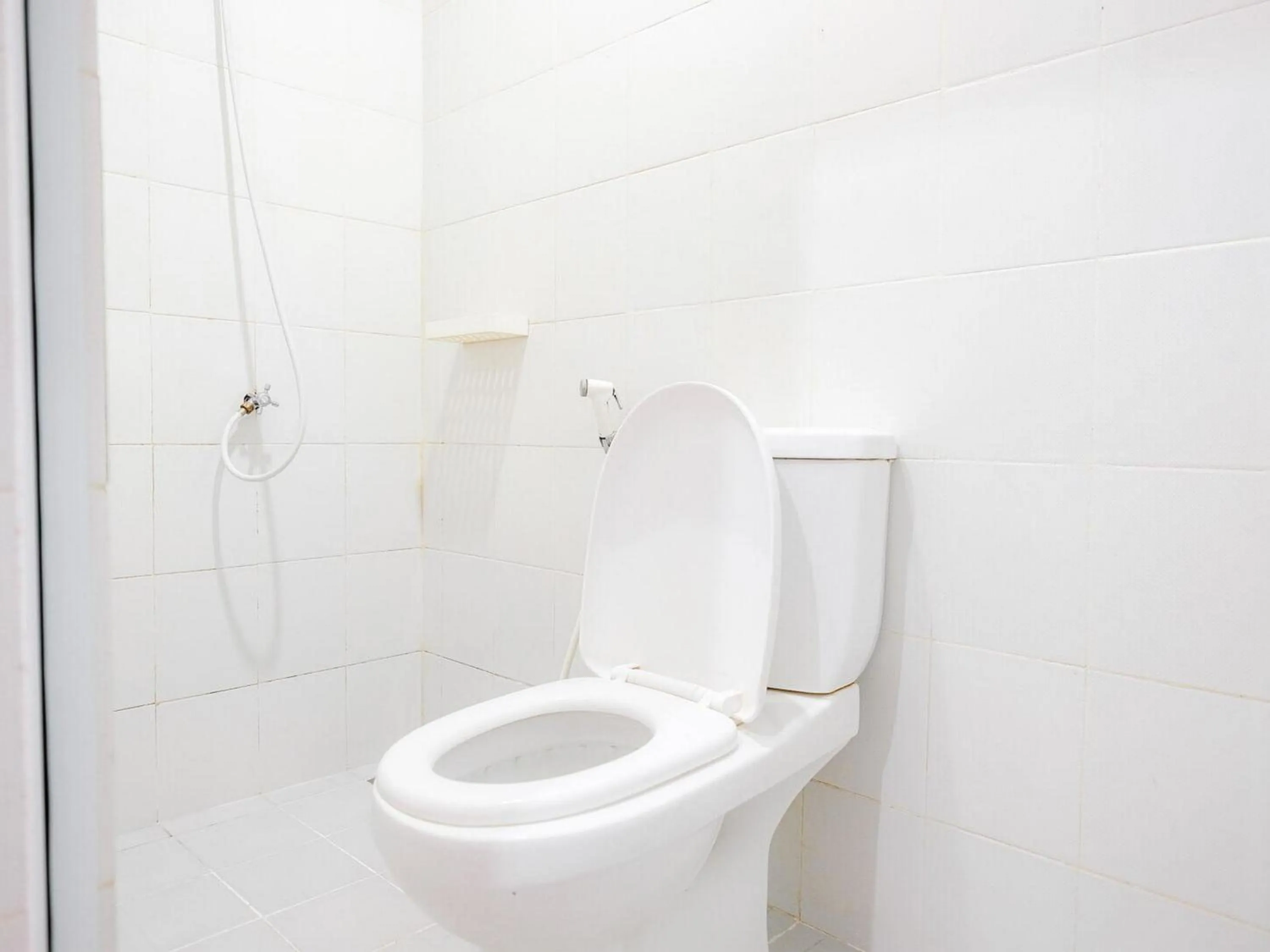 Bathroom in RedDoorz Plus @ Kapuk Business Park