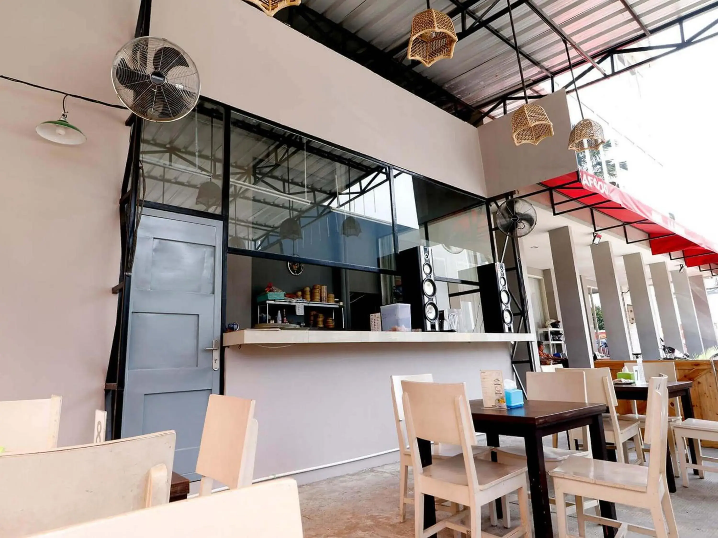 Restaurant/places to eat in RedDoorz Plus @ Kapuk Business Park Restaurant/places to eat in RedDoorz Plus @ Kapuk Business Park