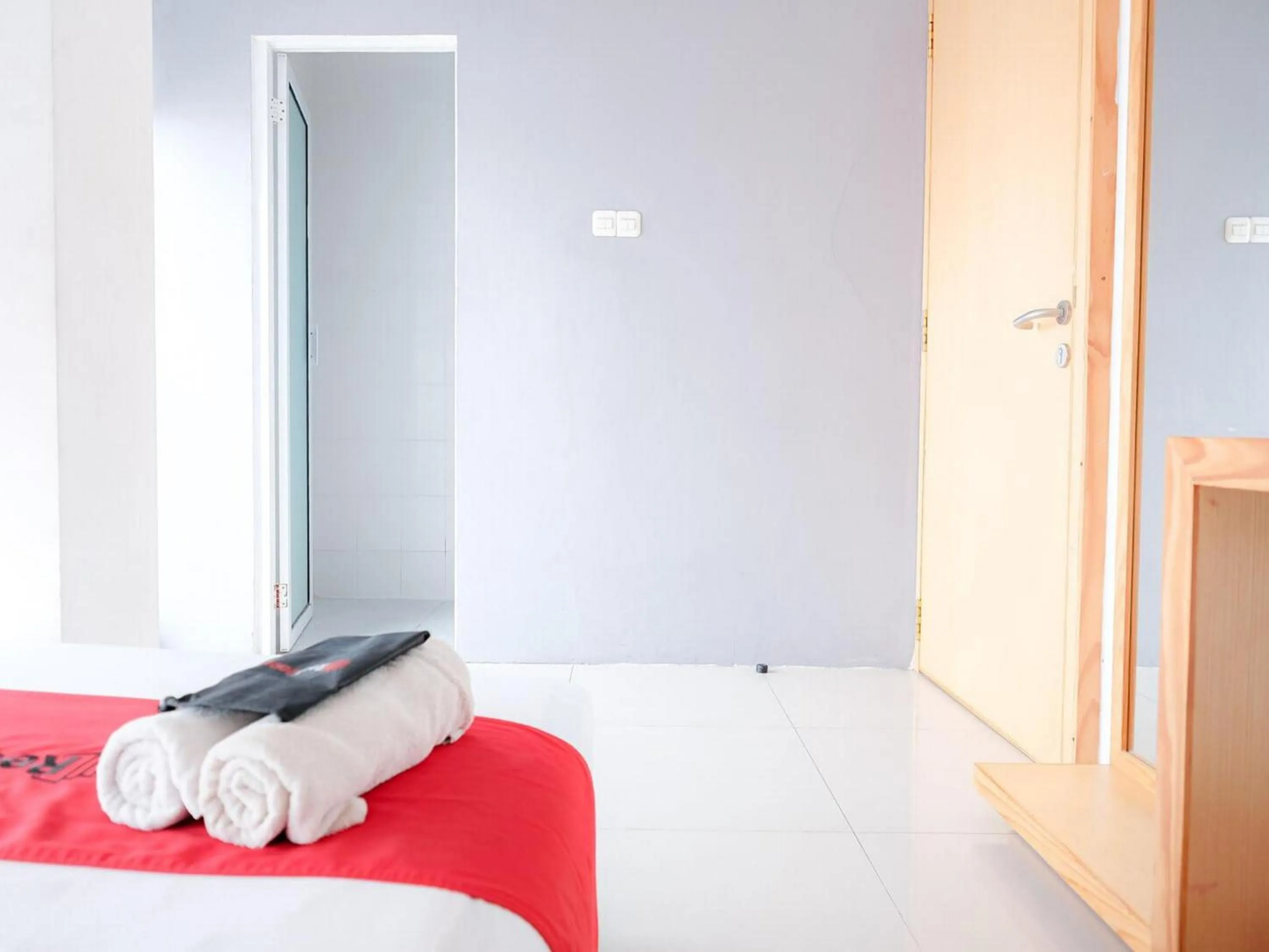 Bedroom, Bed in RedDoorz Plus @ Kapuk Business Park