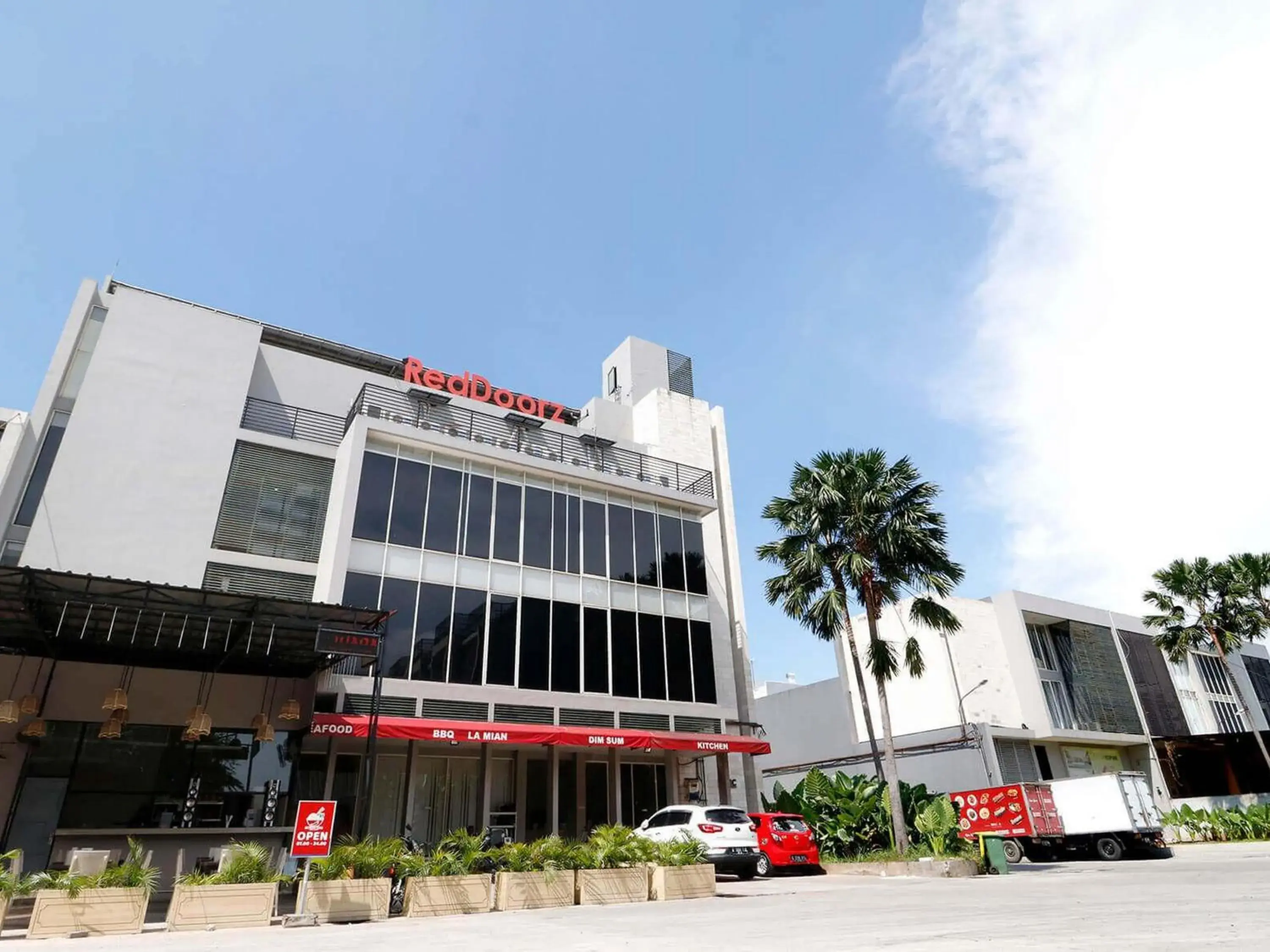 Facade/entrance in RedDoorz Plus @ Kapuk Business Park Facade/entrance in RedDoorz Plus @ Kapuk Business Park