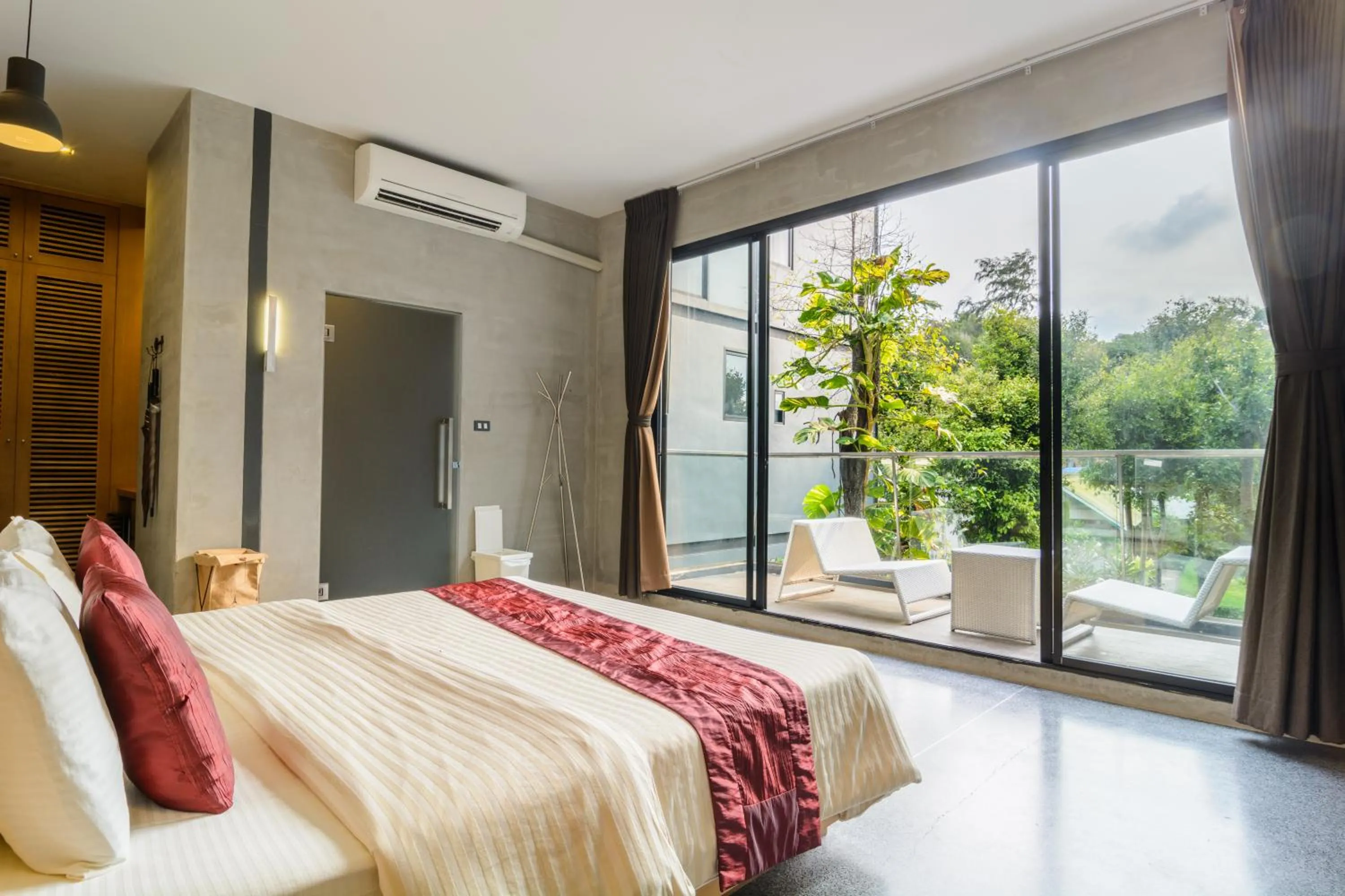 Photo of the whole room, Bed in Samed Grandview Resort