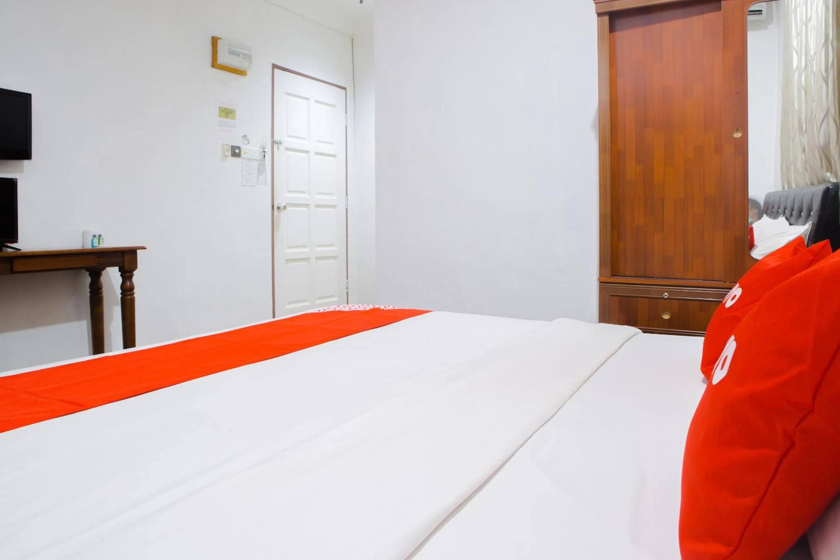 Bedroom, Bed in Hotel O The 7 Lodge Tambunan