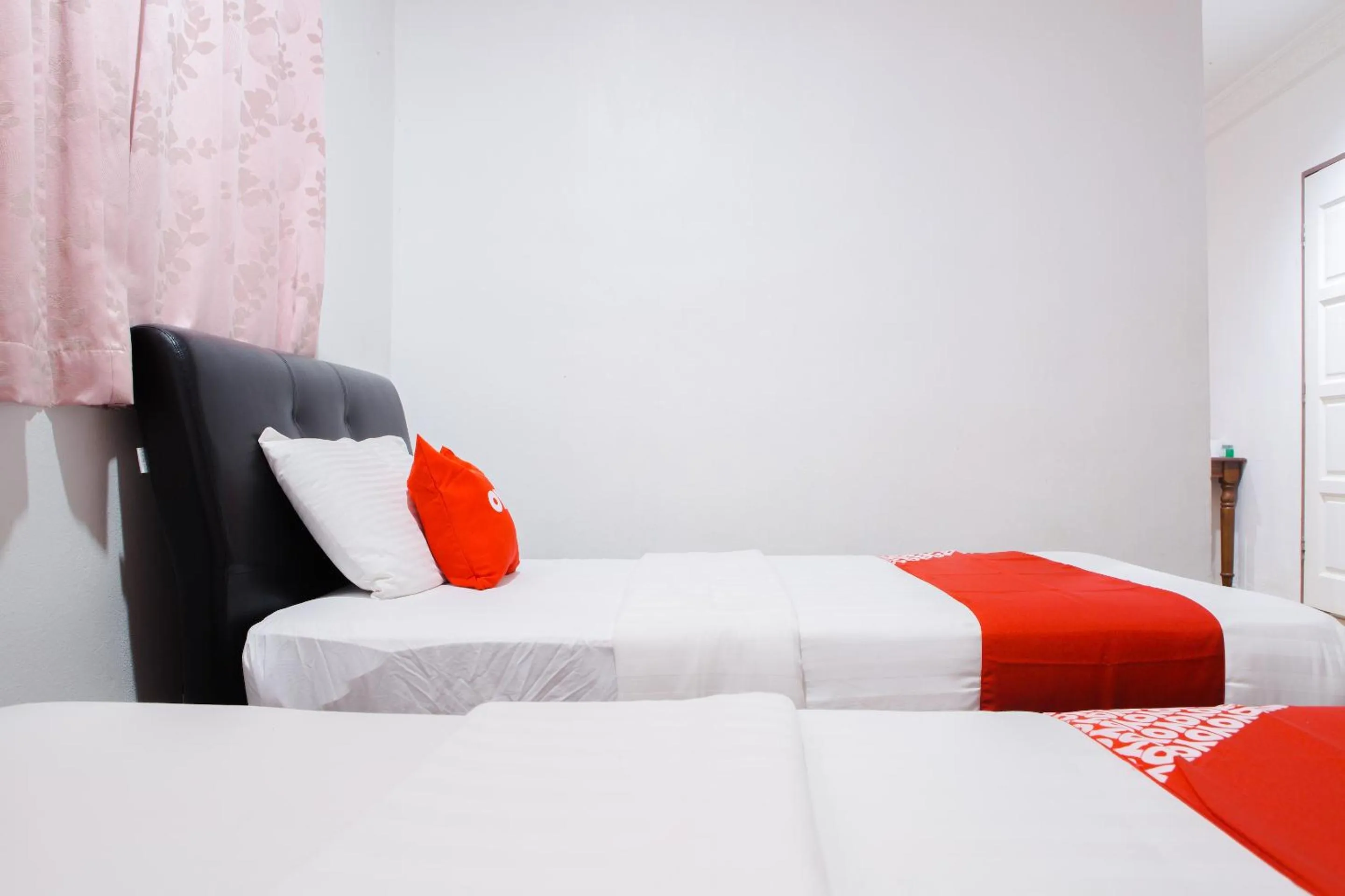 Bedroom, Bed in Hotel O The 7 Lodge Tambunan