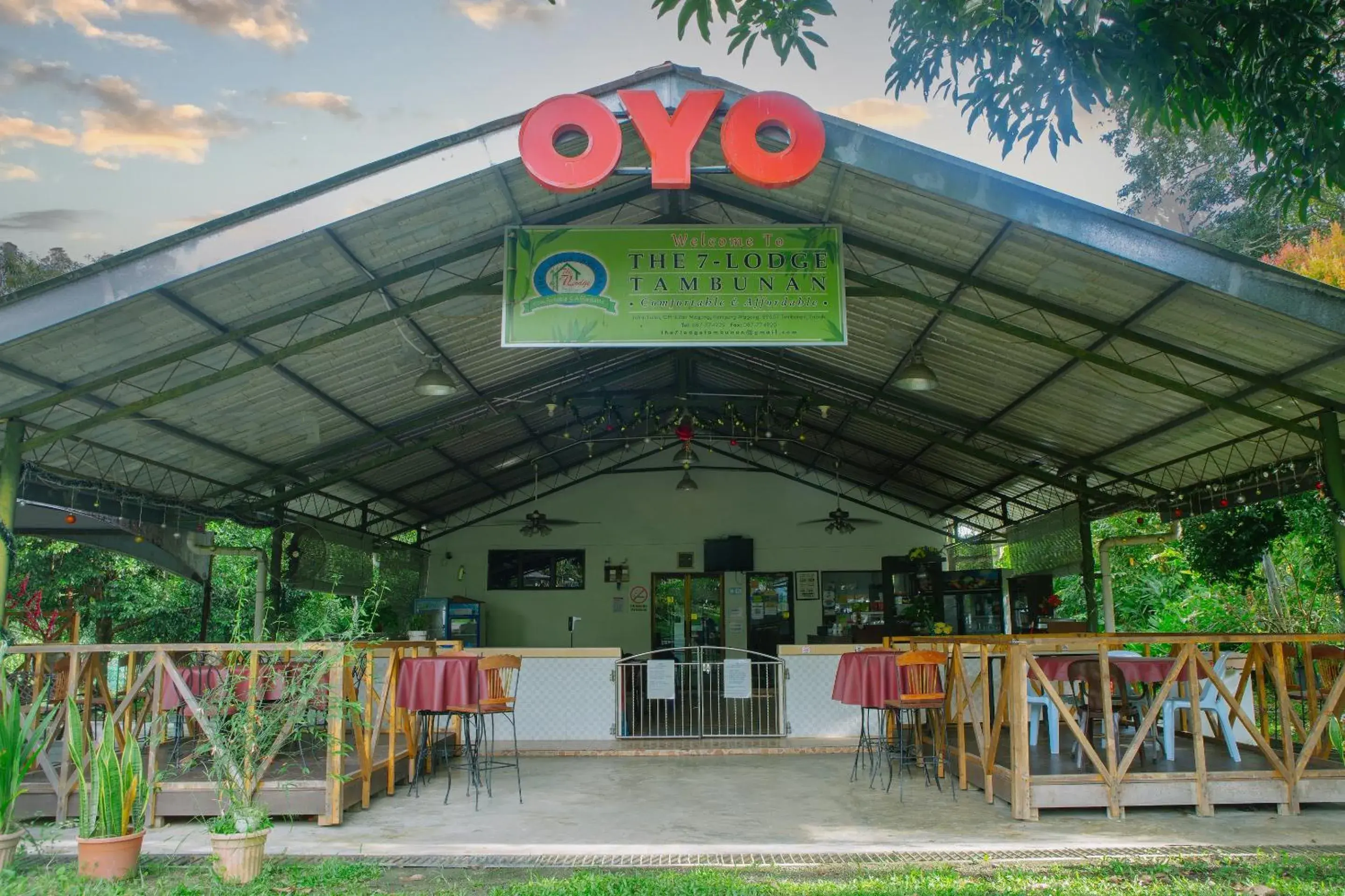 Facade/entrance in The 7 Lodge Tambunan