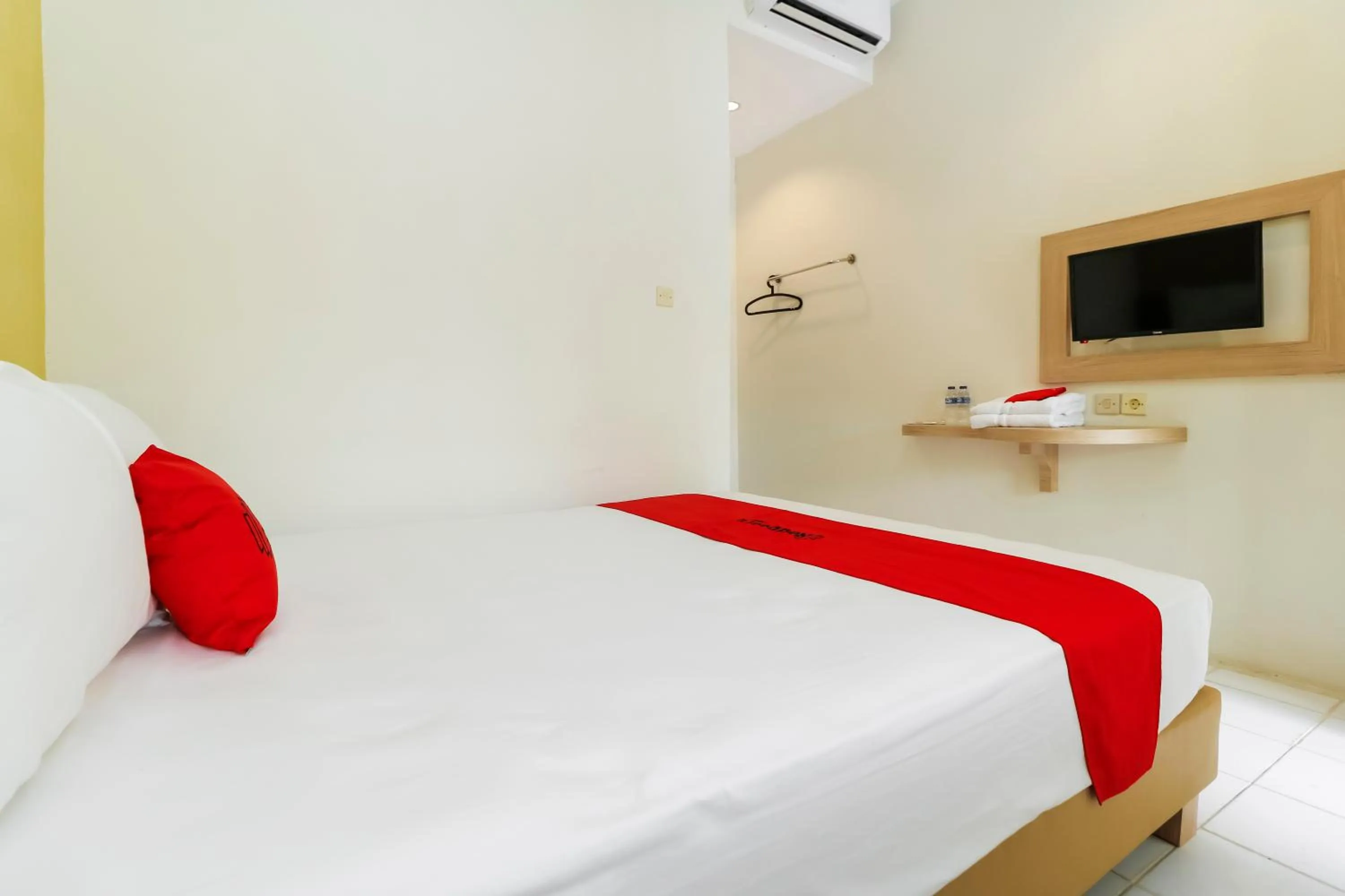 Bedroom in RedDoorz Plus @ Slamet Riyadi