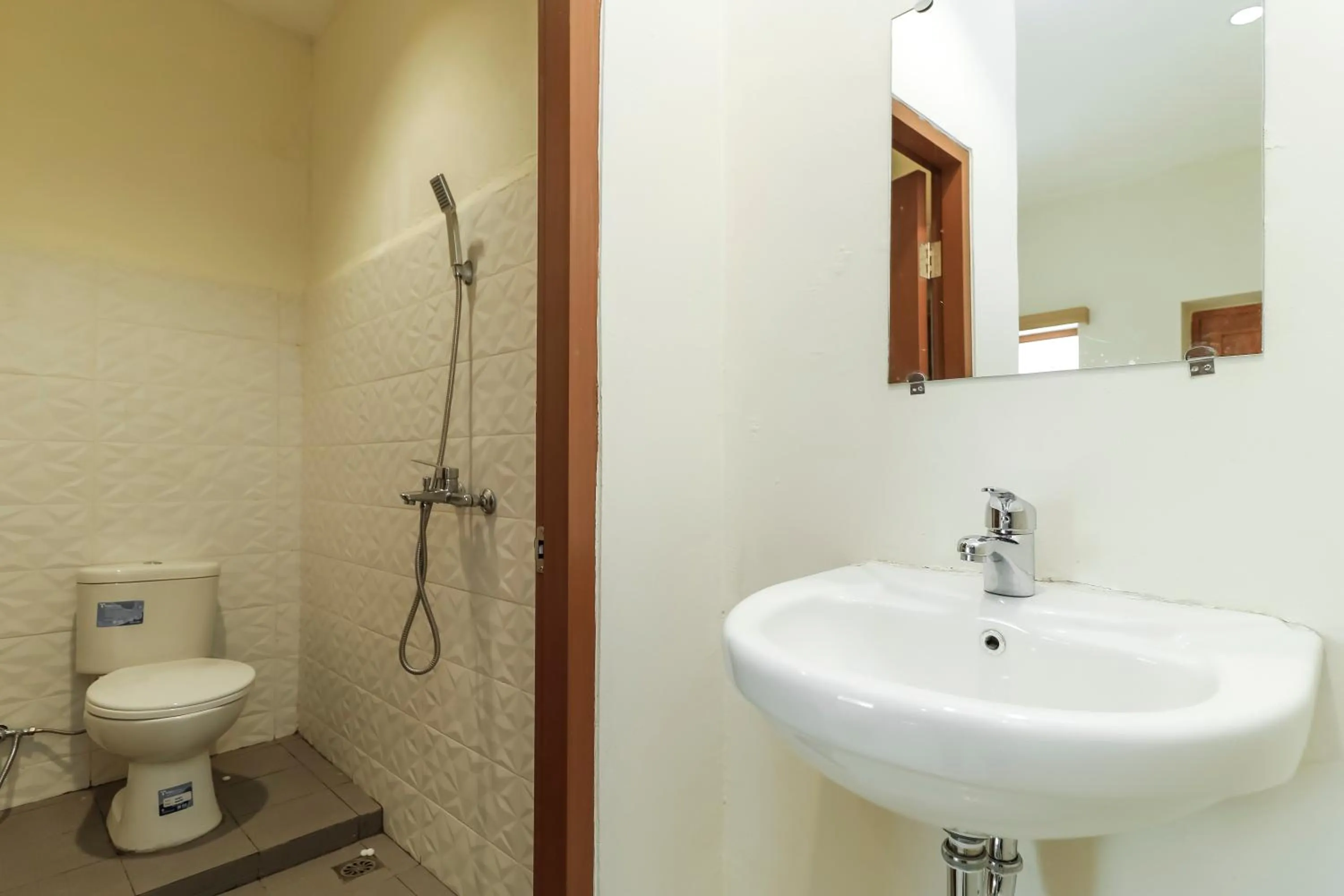 Bedroom in RedDoorz Plus @ Slamet Riyadi