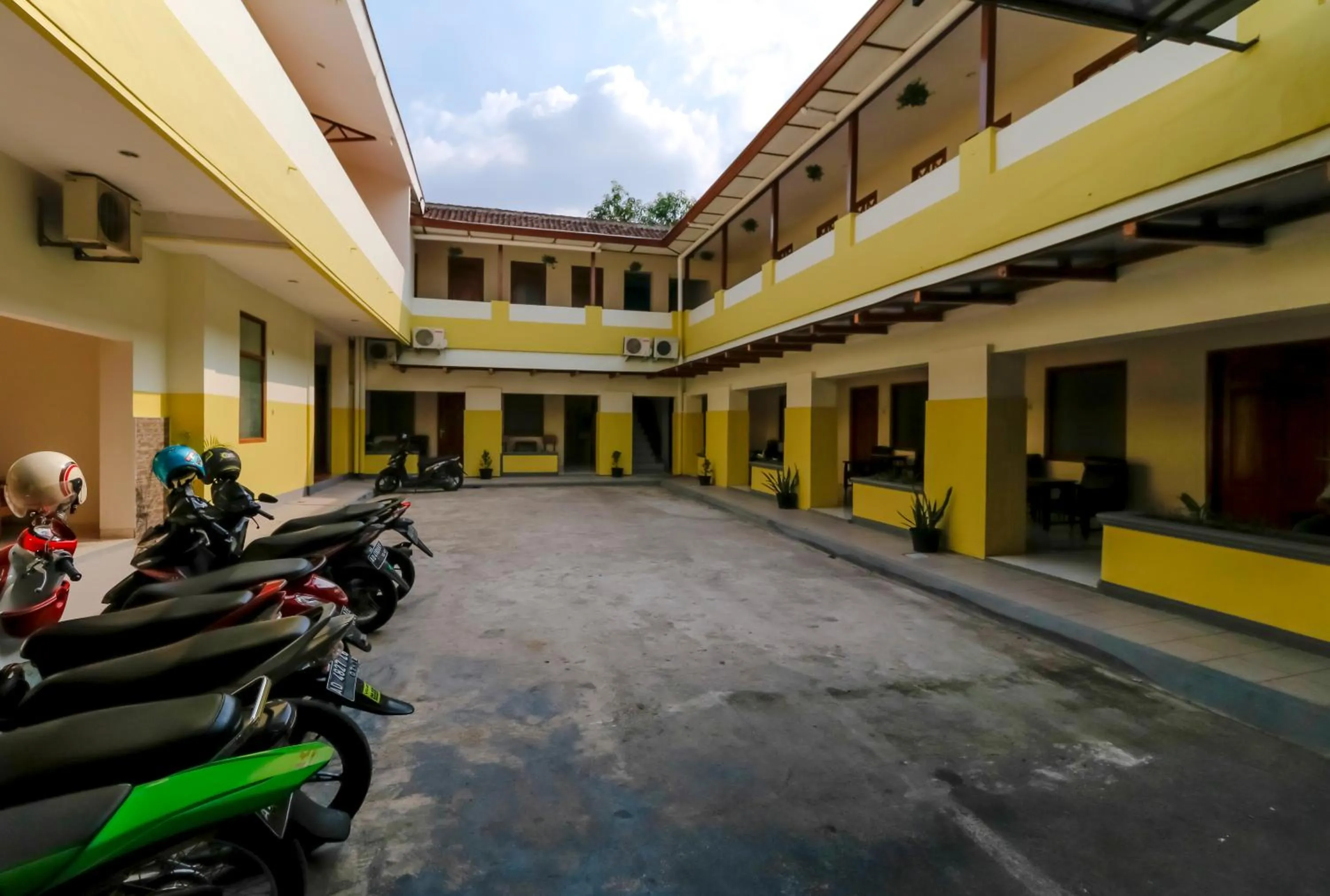 Property building in RedDoorz Plus @ Slamet Riyadi