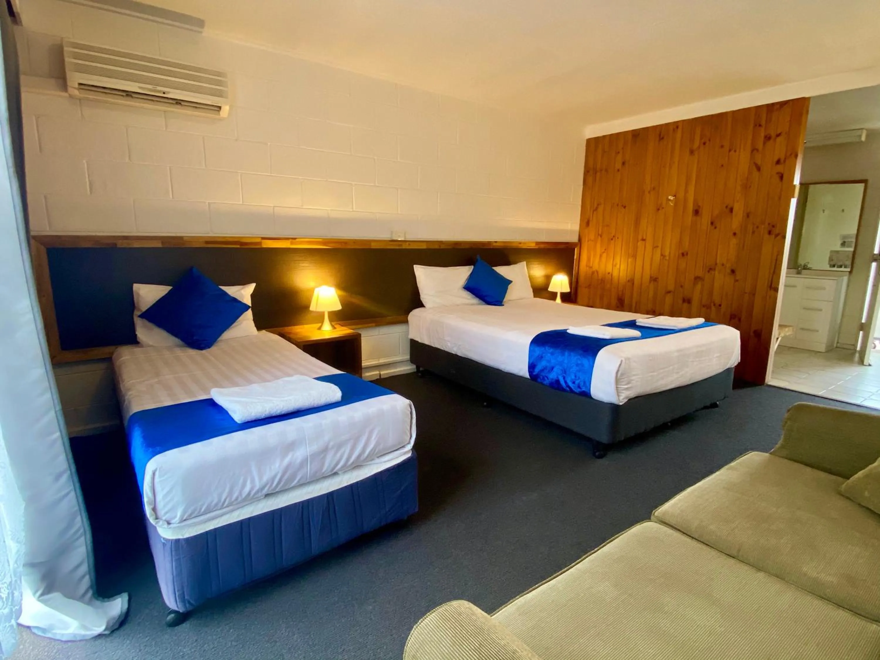 Bedroom, Bed in Snow Season Motor Inn