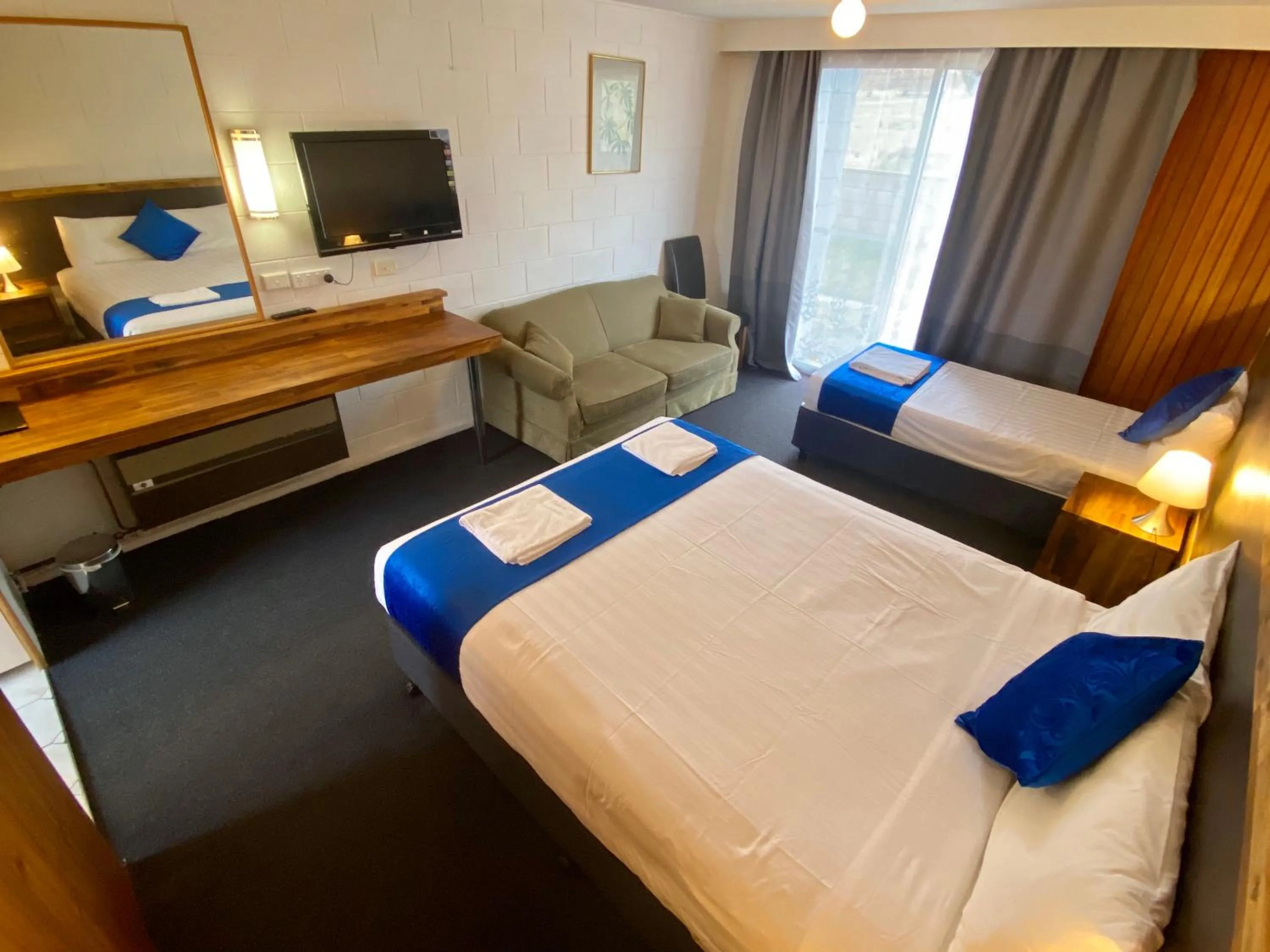 Photo of the whole room, Bed in Snow Season Motor Inn