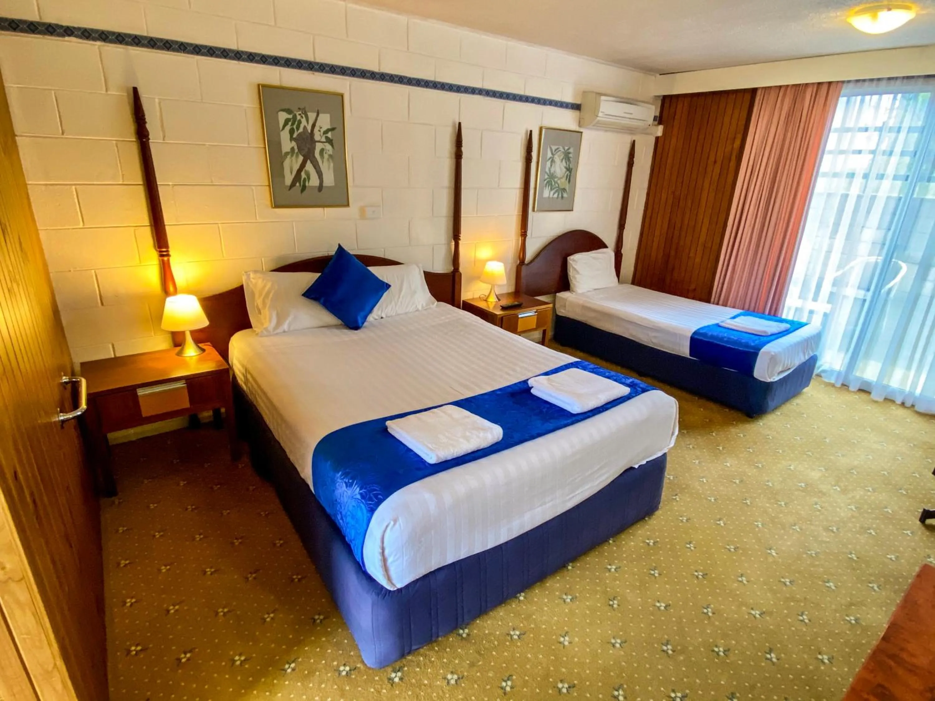 Bedroom, Bed in Snow Season Motor Inn