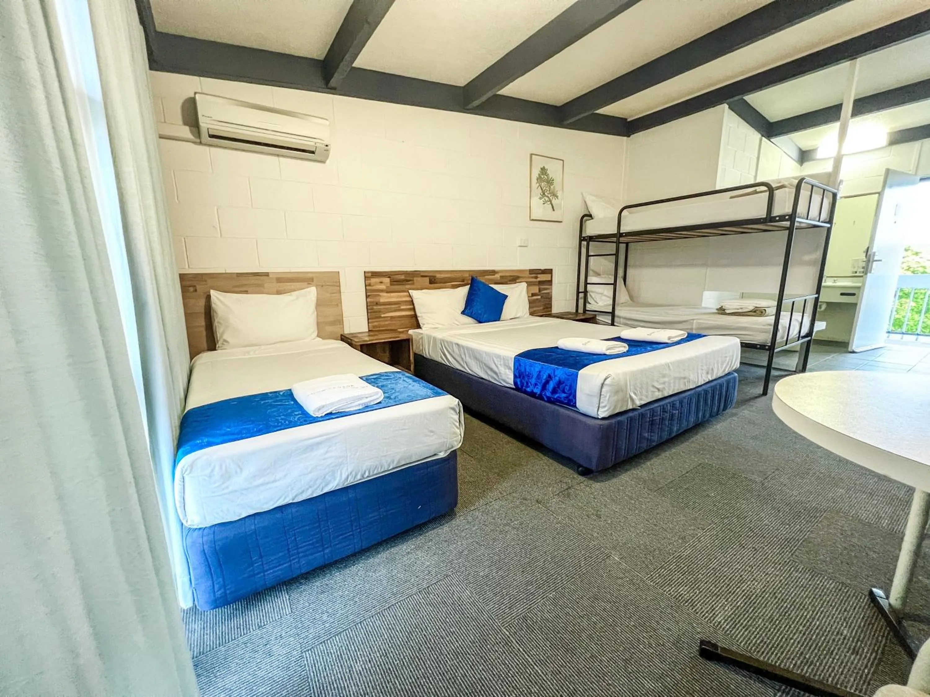 Bedroom, Bed in Snow Season Motor Inn