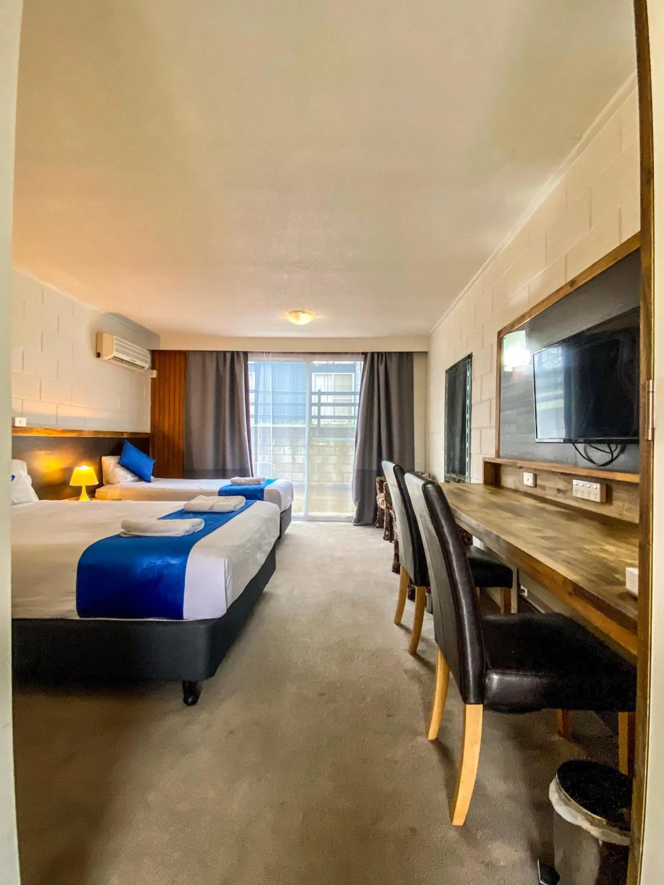 Bedroom, Bed in Snow Season Motor Inn