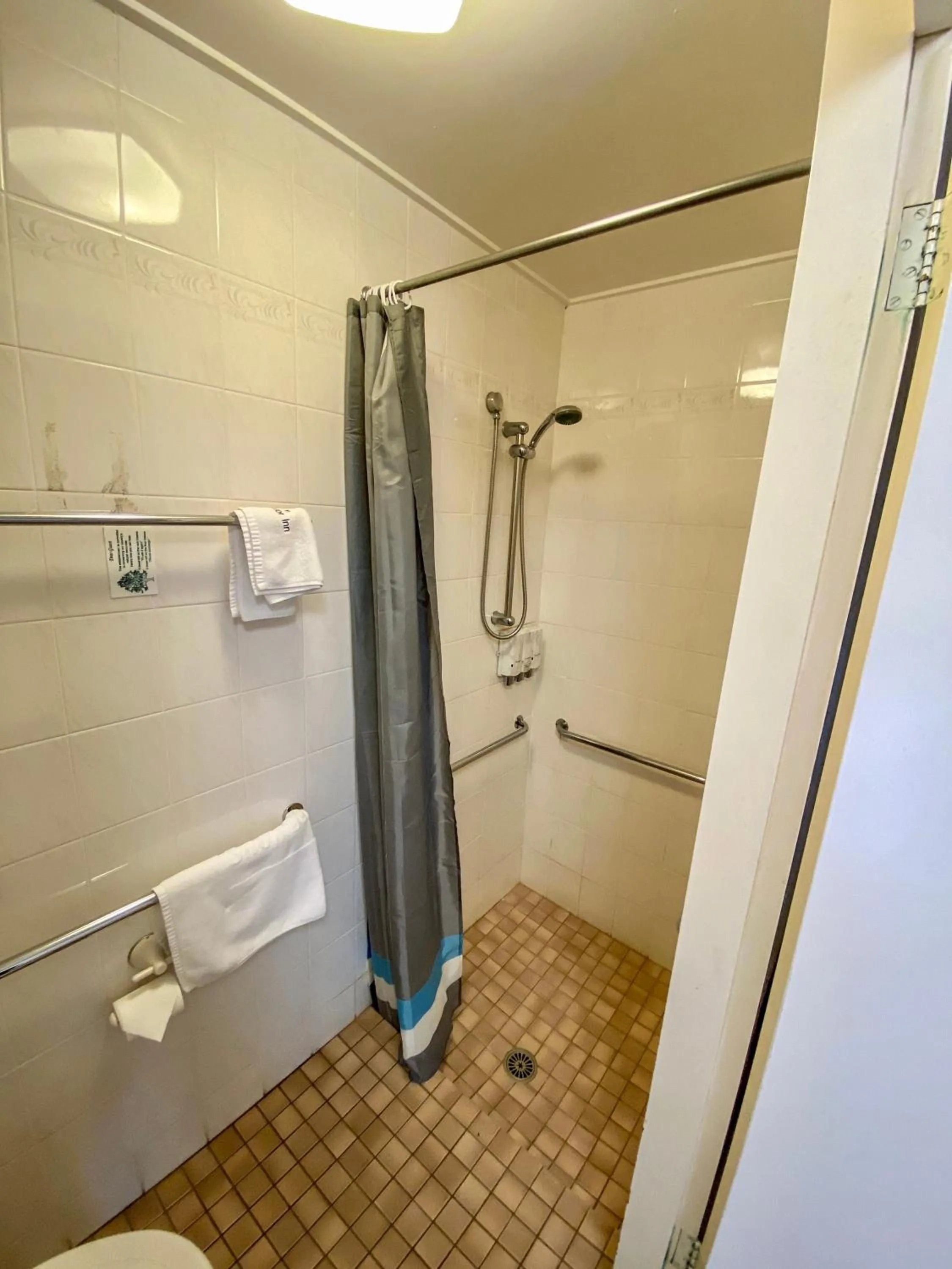 Bathroom in Snow Season Motor Inn