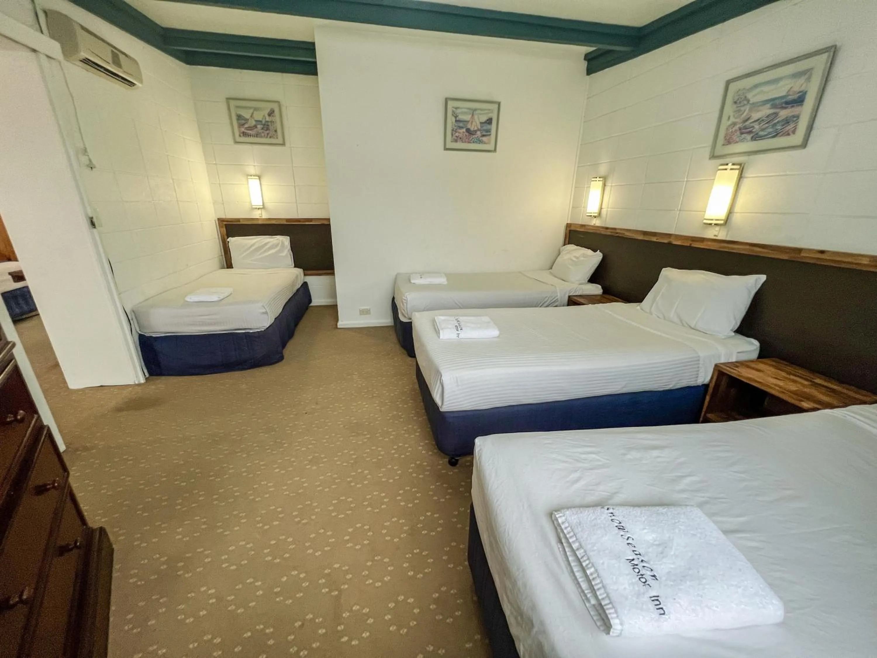 Bedroom, Bed in Snow Season Motor Inn