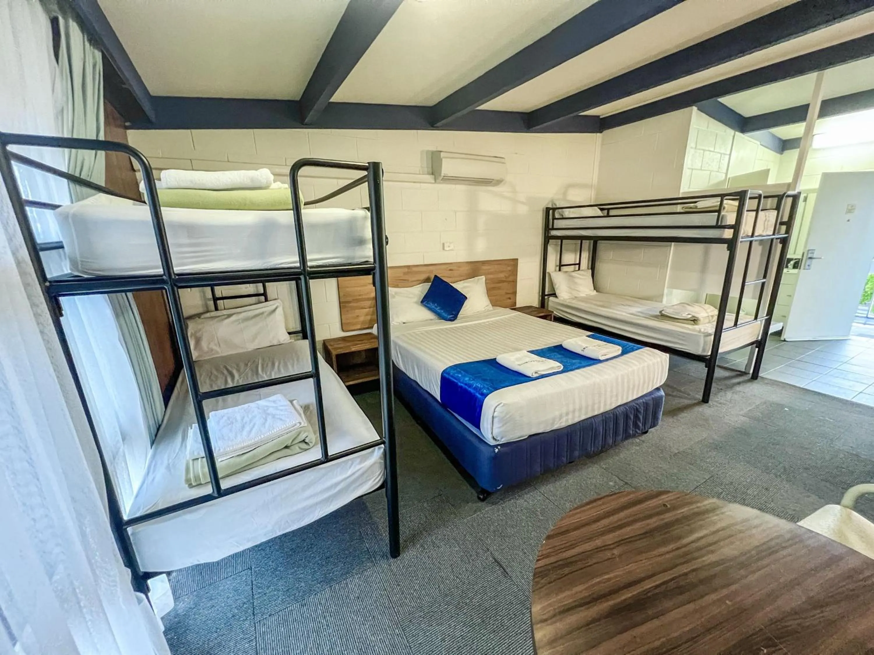 Bedroom, Bed in Snow Season Motor Inn