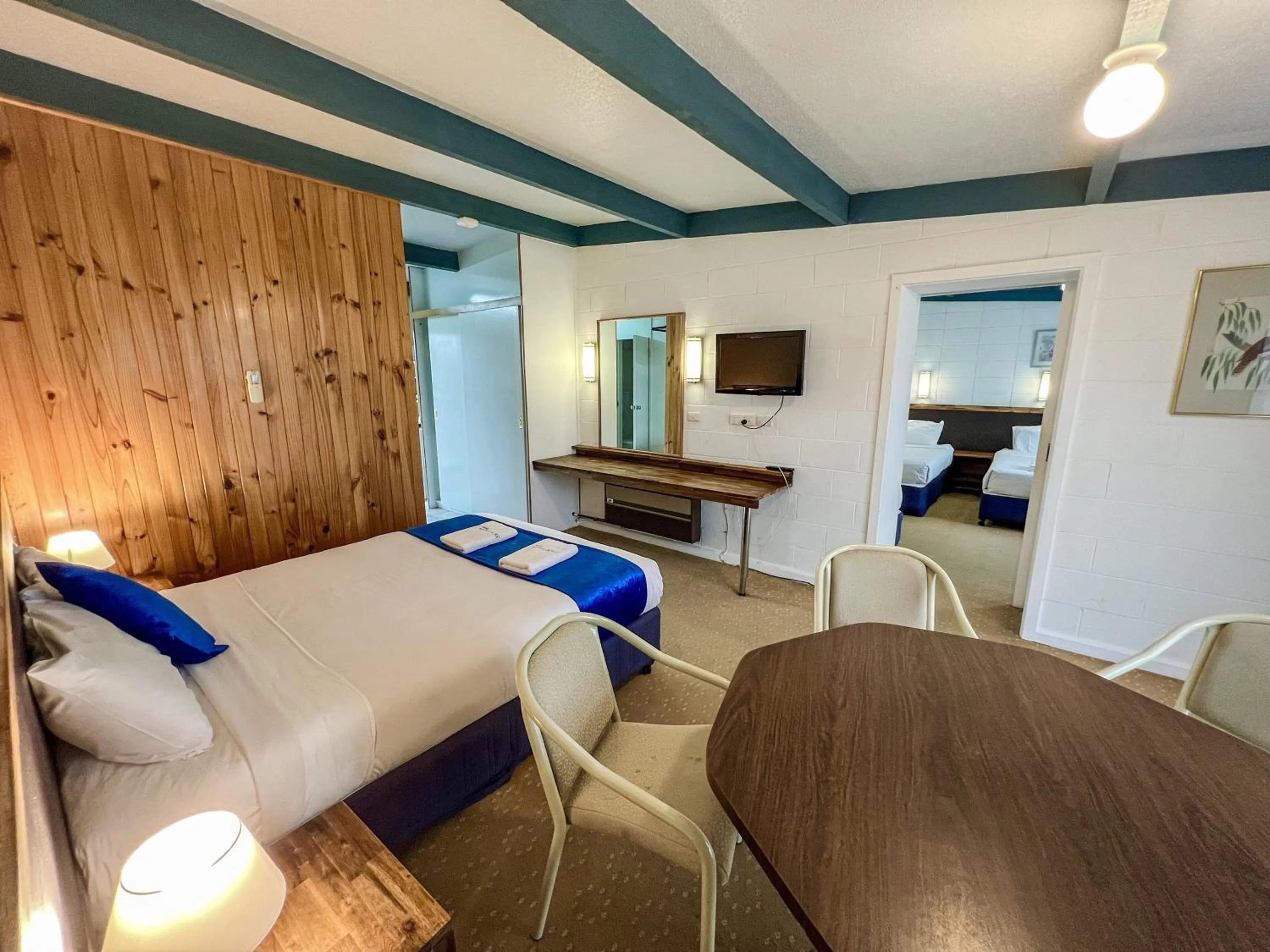 Bedroom, Bed in Snow Season Motor Inn