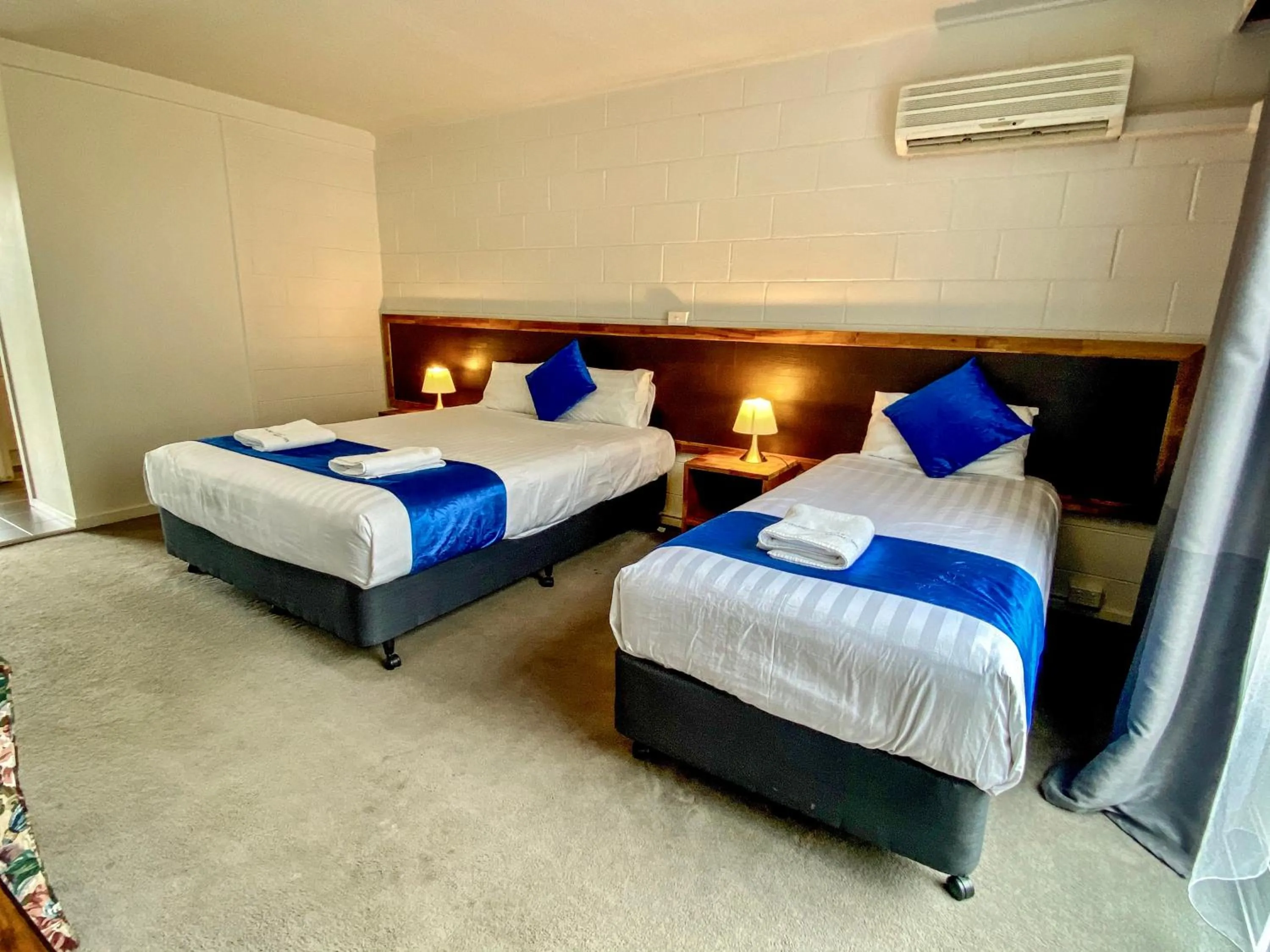 Bedroom, Bed in Snow Season Motor Inn