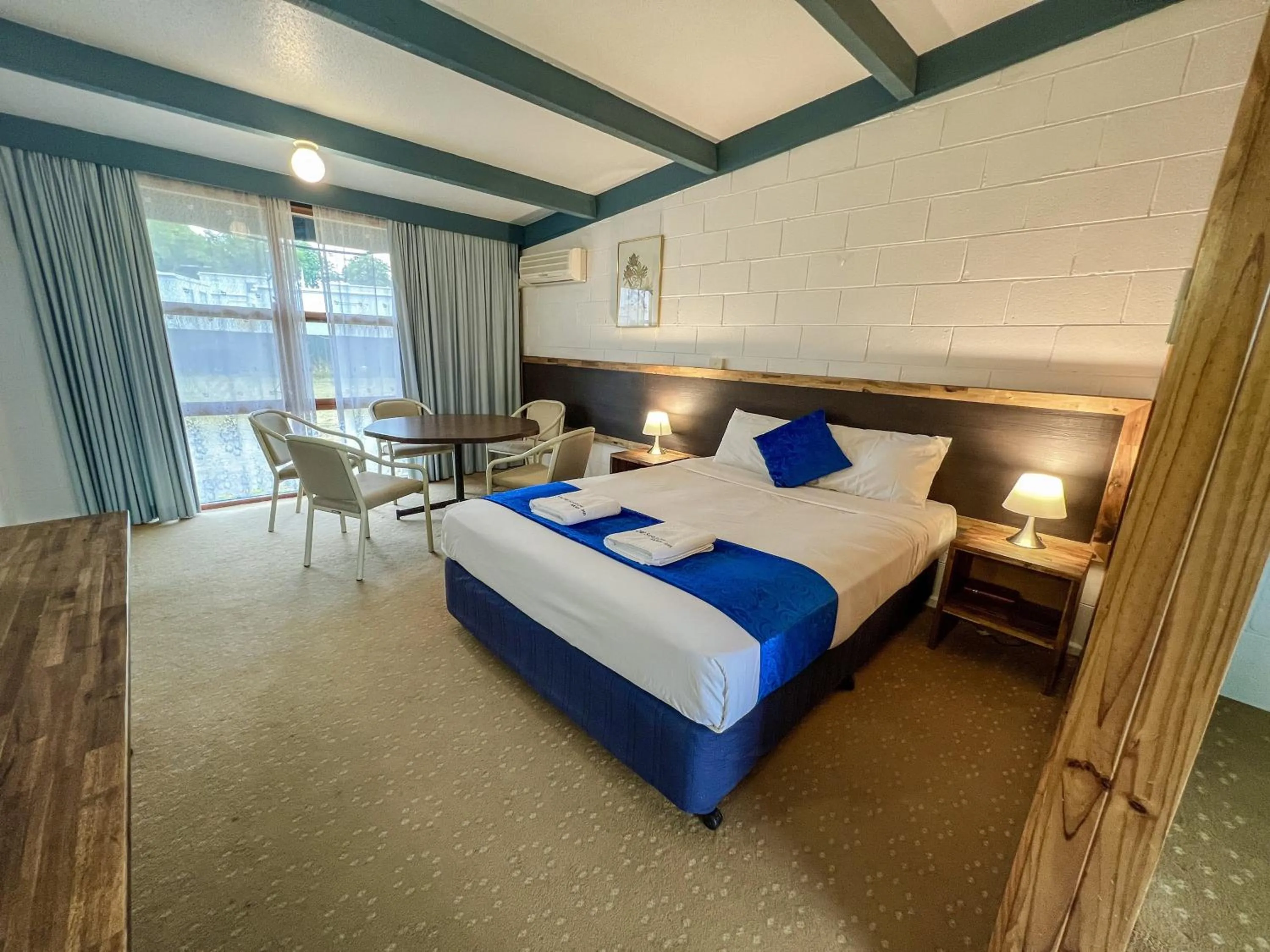 Bedroom, Bed in Snow Season Motor Inn