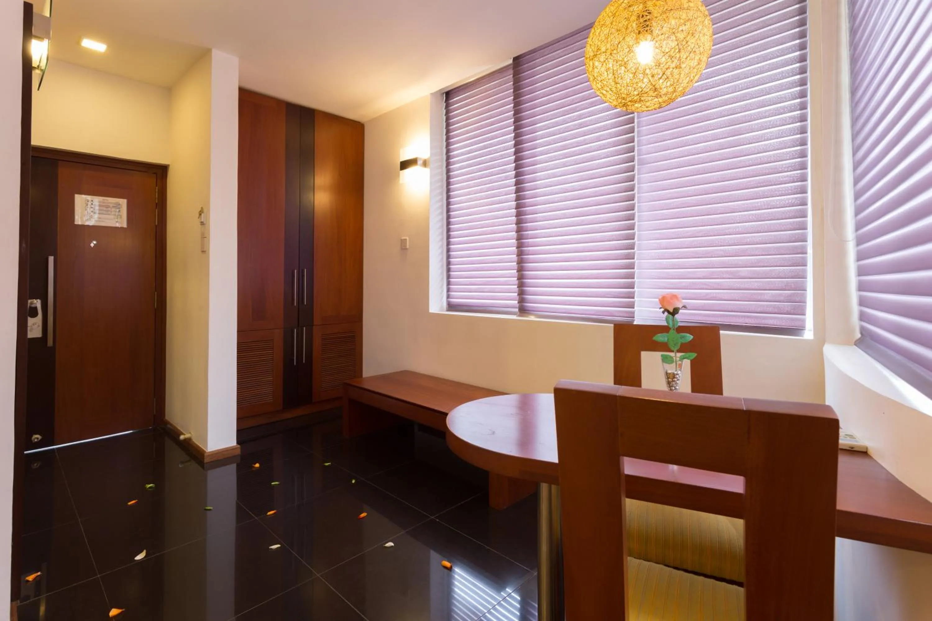 Seating area, Bed in Hotel Topaz