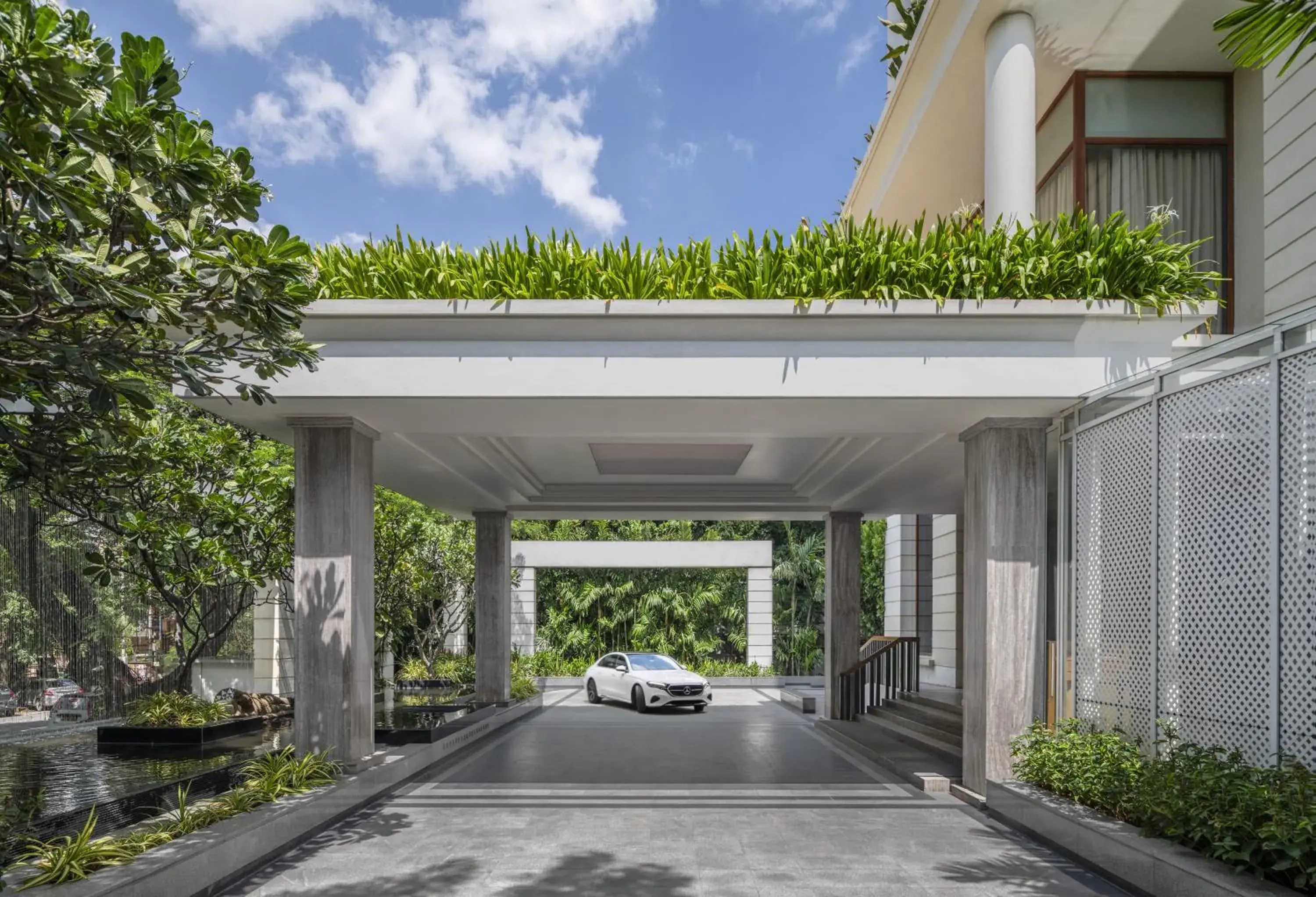 Facade/entrance in The Raintree, St. Mary’s Road Facade/entrance in The Raintree, St. Mary’s Road