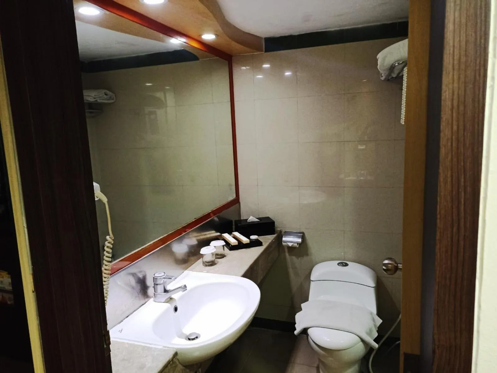 Toilet in Tamarin Hotel Jakarta manage by Vib Hospitality Management