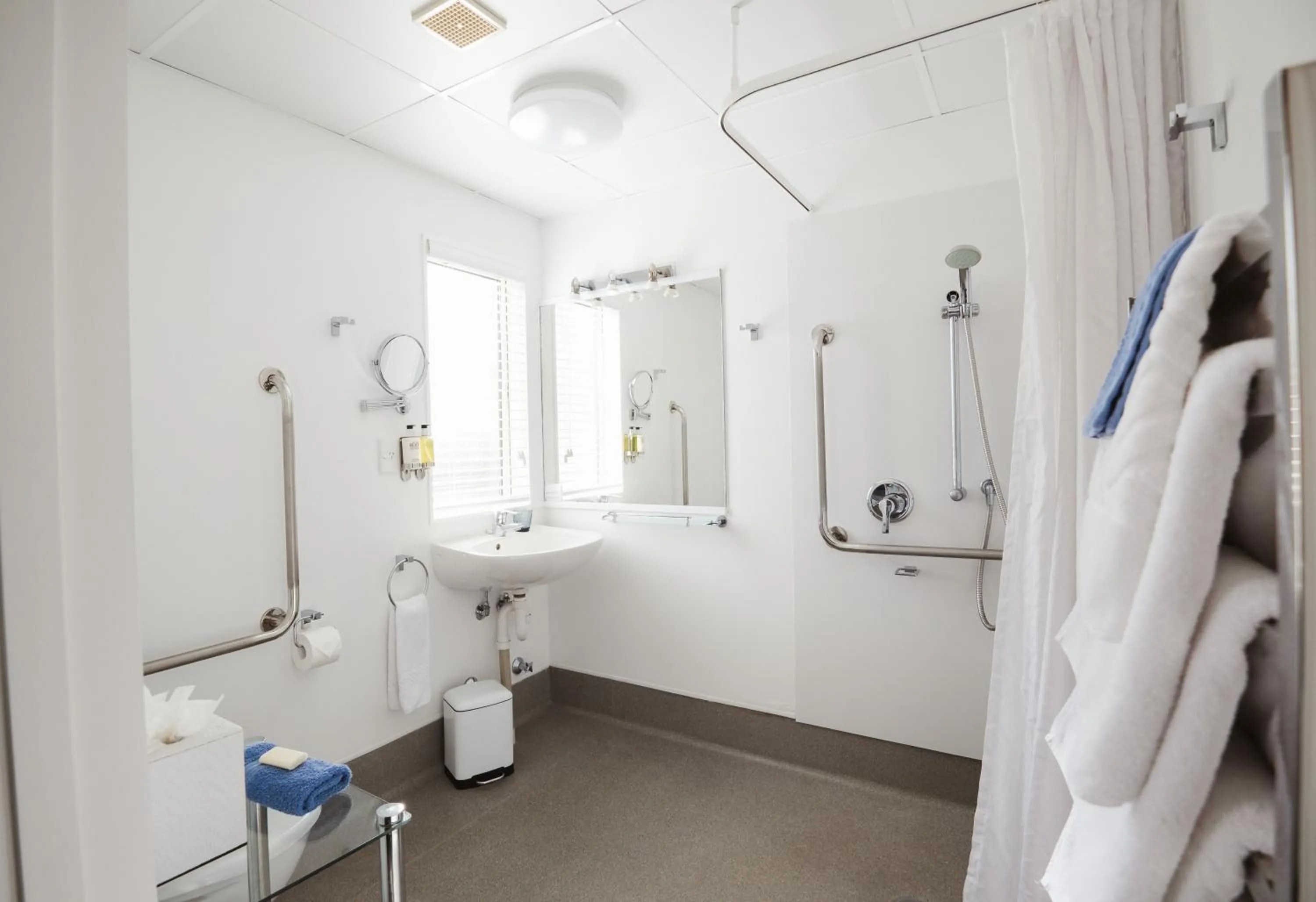 Shower in Radfords on the Lake