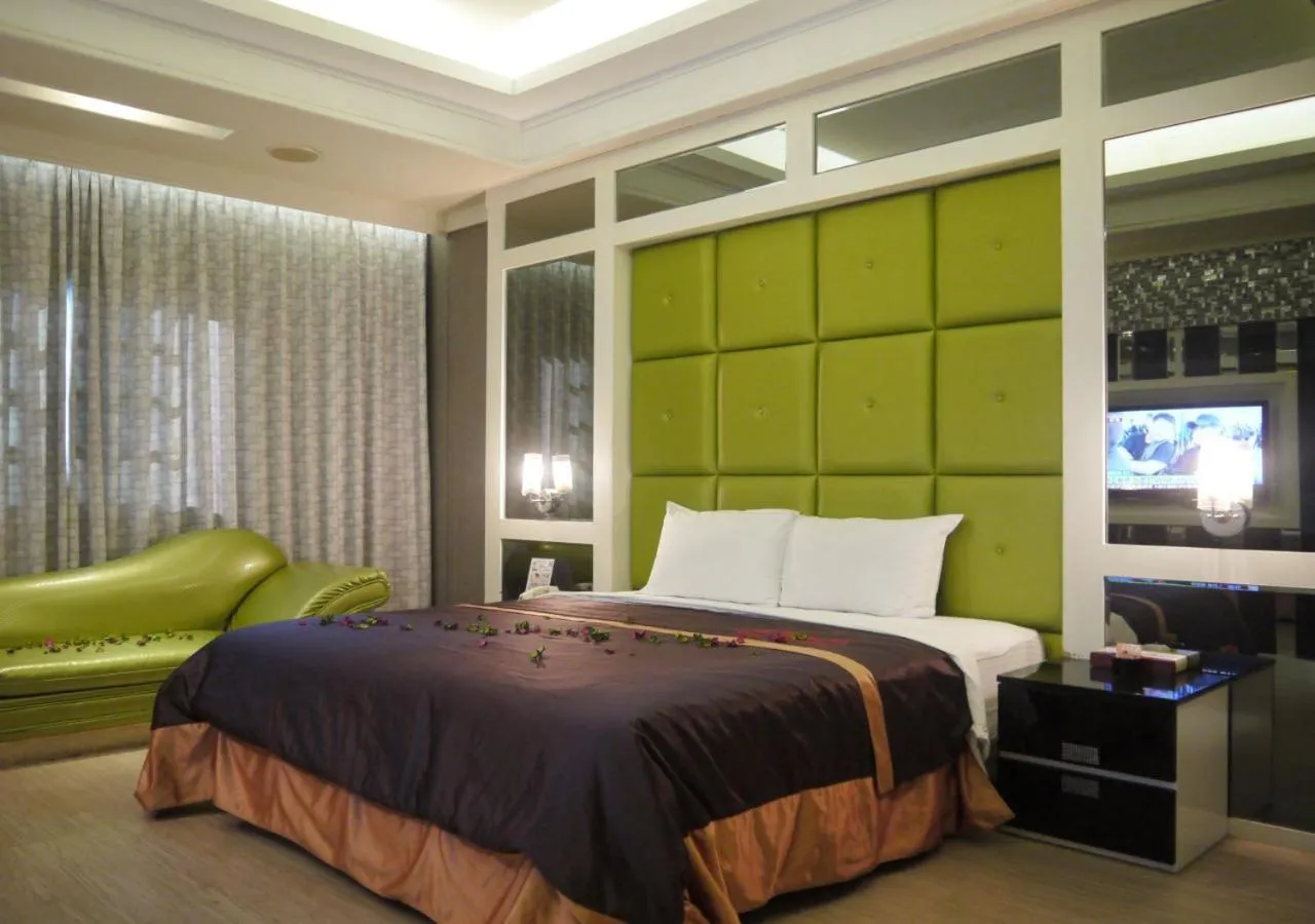 Bed in Roman Vacation Motel