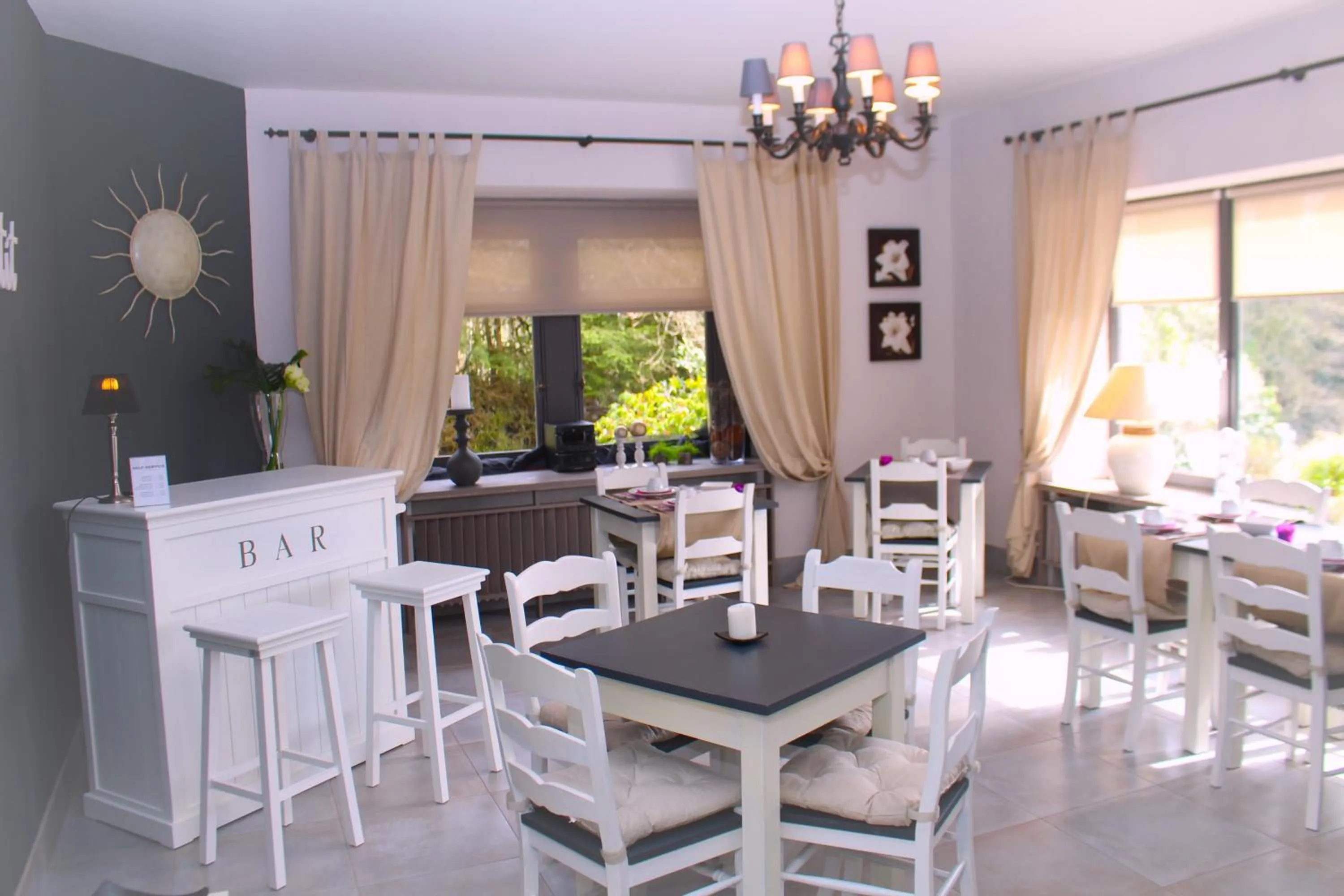 Lounge or bar in Les Alisiers