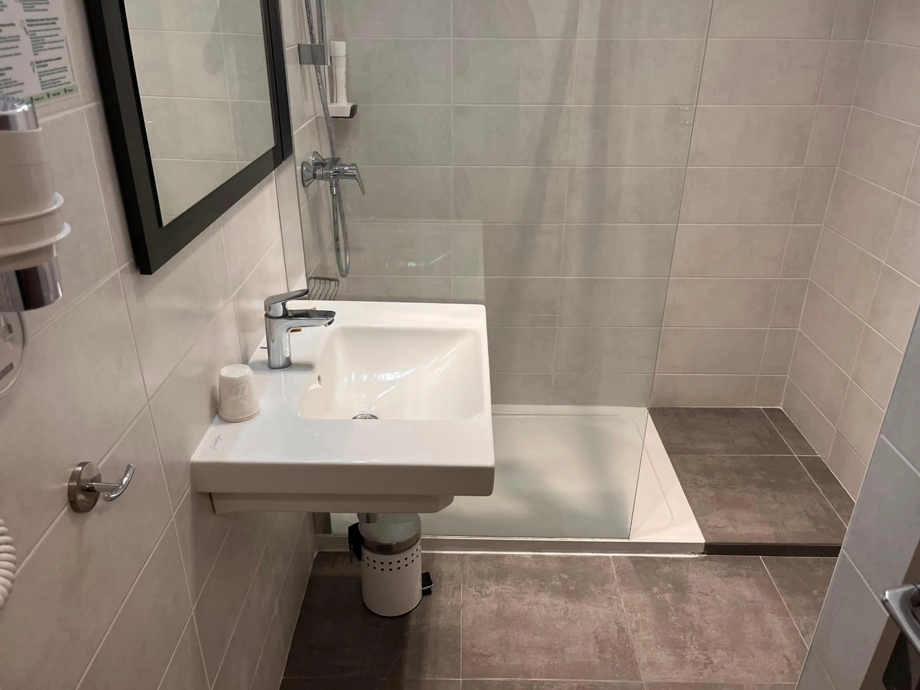 Shower in Hotel Maquis et Mer