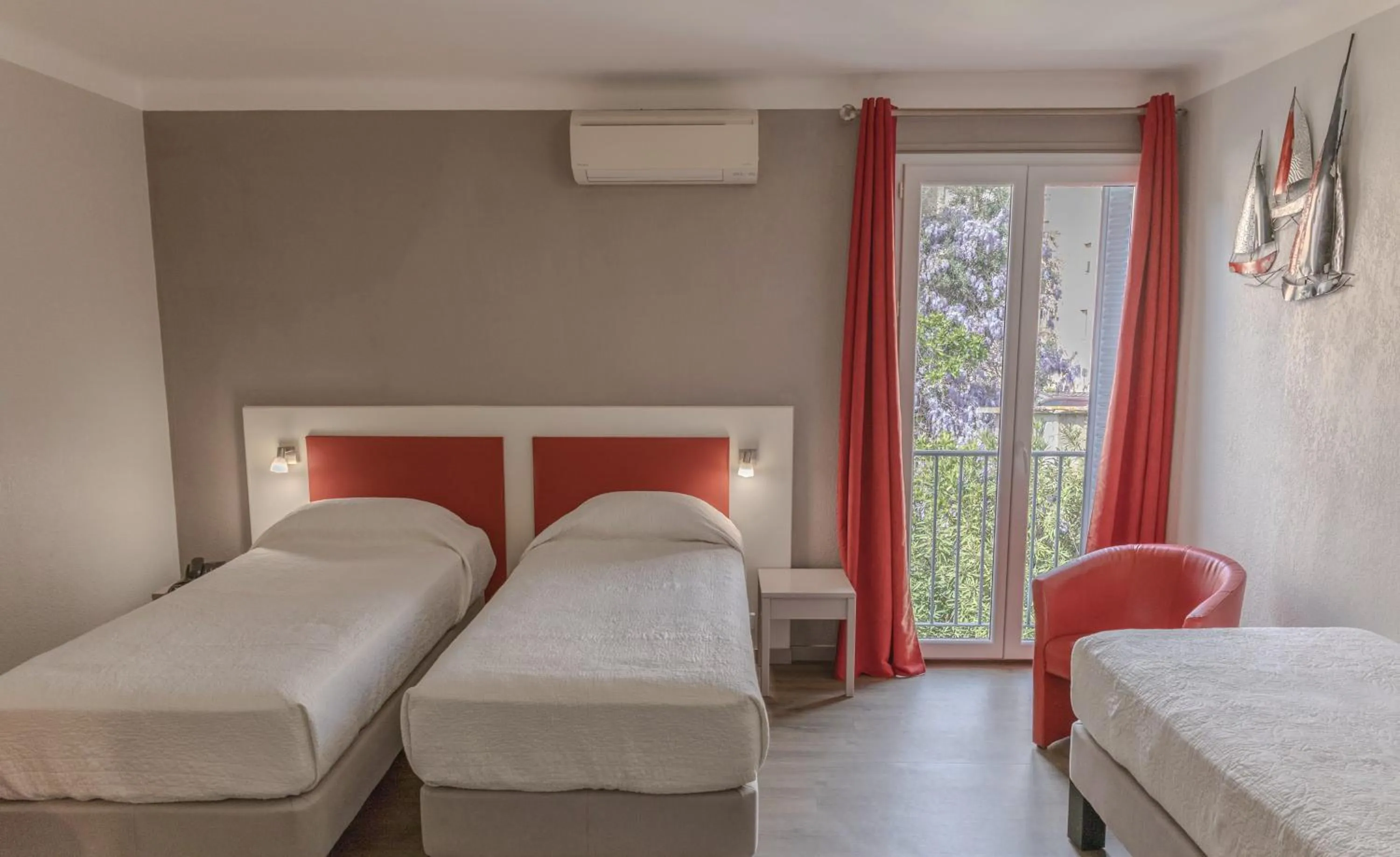 Photo of the whole room, Bed in Hotel Maquis et Mer