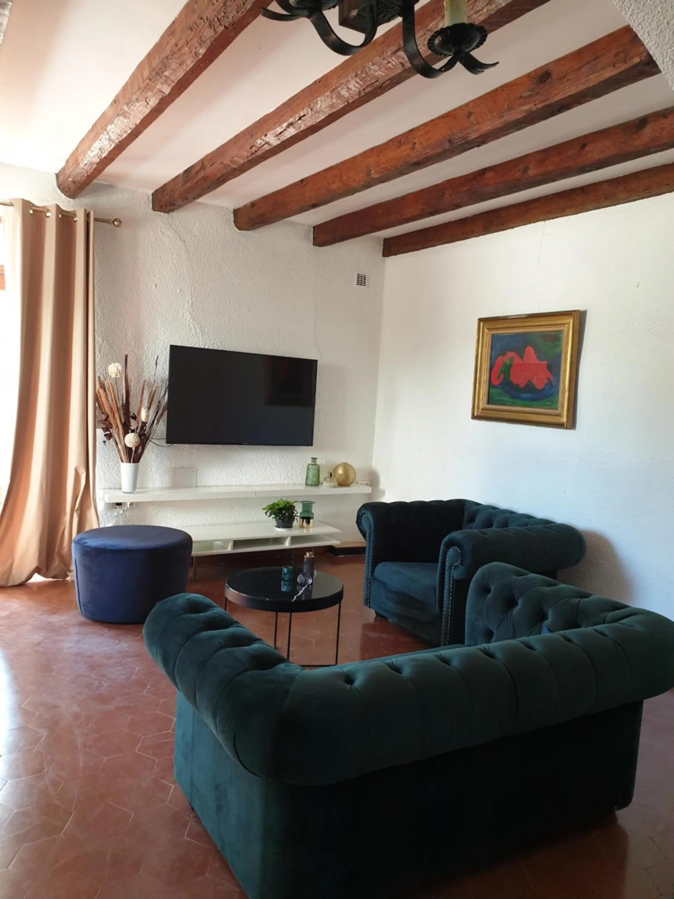 Communal lounge/ TV room in Hotel Maquis et Mer