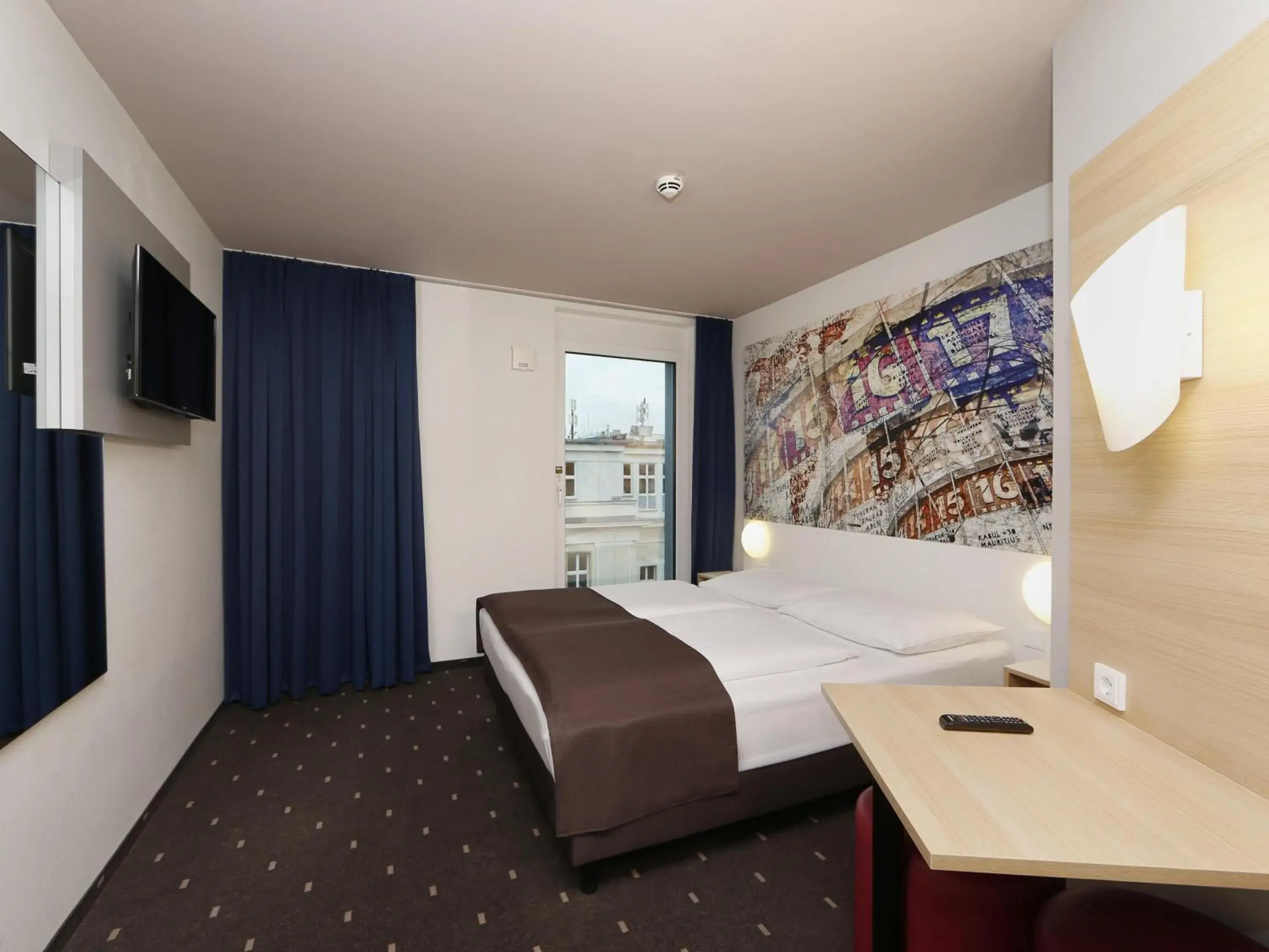 TV and multimedia, Bed in B&B HOTEL Berlin-Alexanderplatz TV and multimedia, Bed in B&B HOTEL Berlin-Alexanderplatz