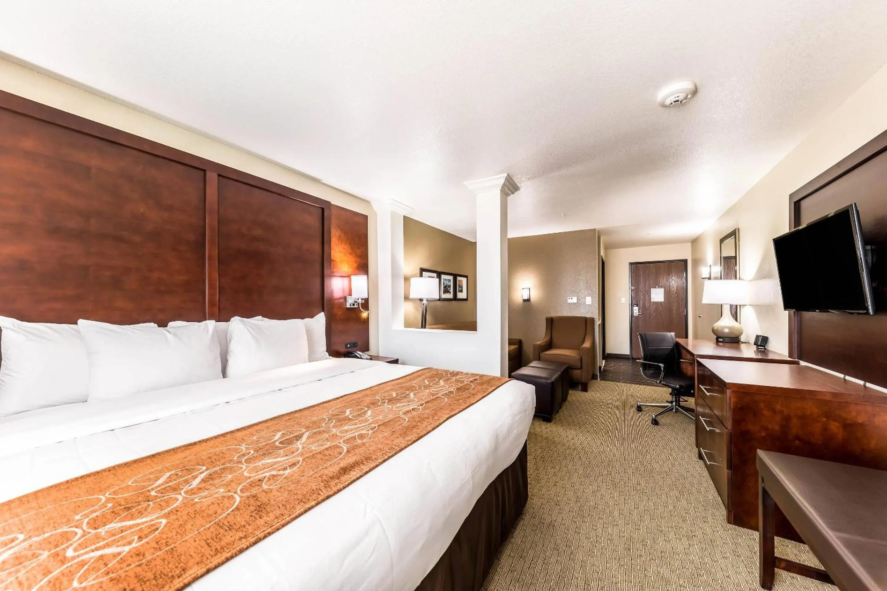 Bedroom, Bed in Comfort Suites Grand Prairie - Arlington North