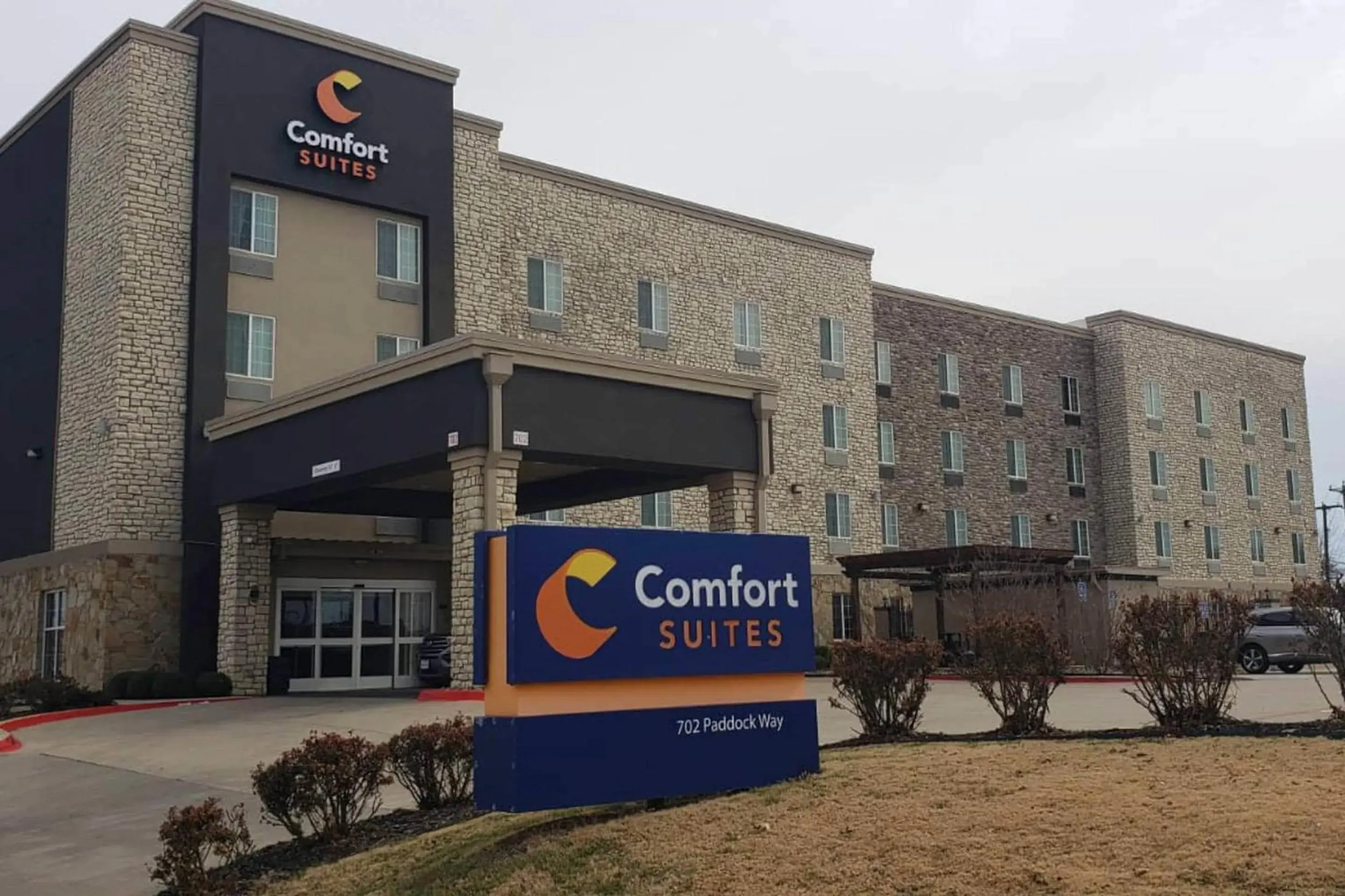 Property building in Comfort Suites Grand Prairie - Arlington North Property building in Comfort Suites Grand Prairie - Arlington North