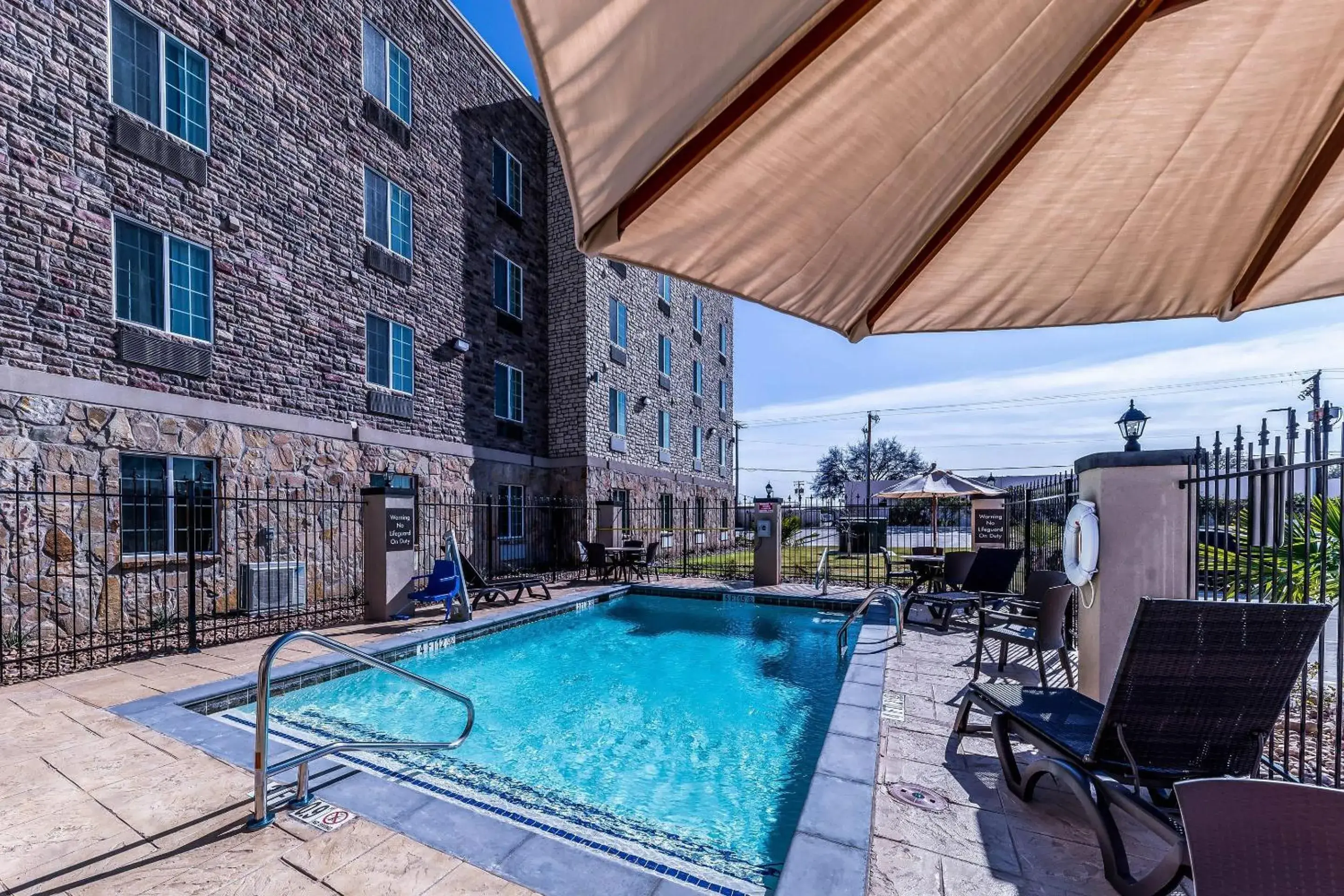 Swimming pool in Comfort Suites Grand Prairie - Arlington North Swimming pool in Comfort Suites Grand Prairie - Arlington North