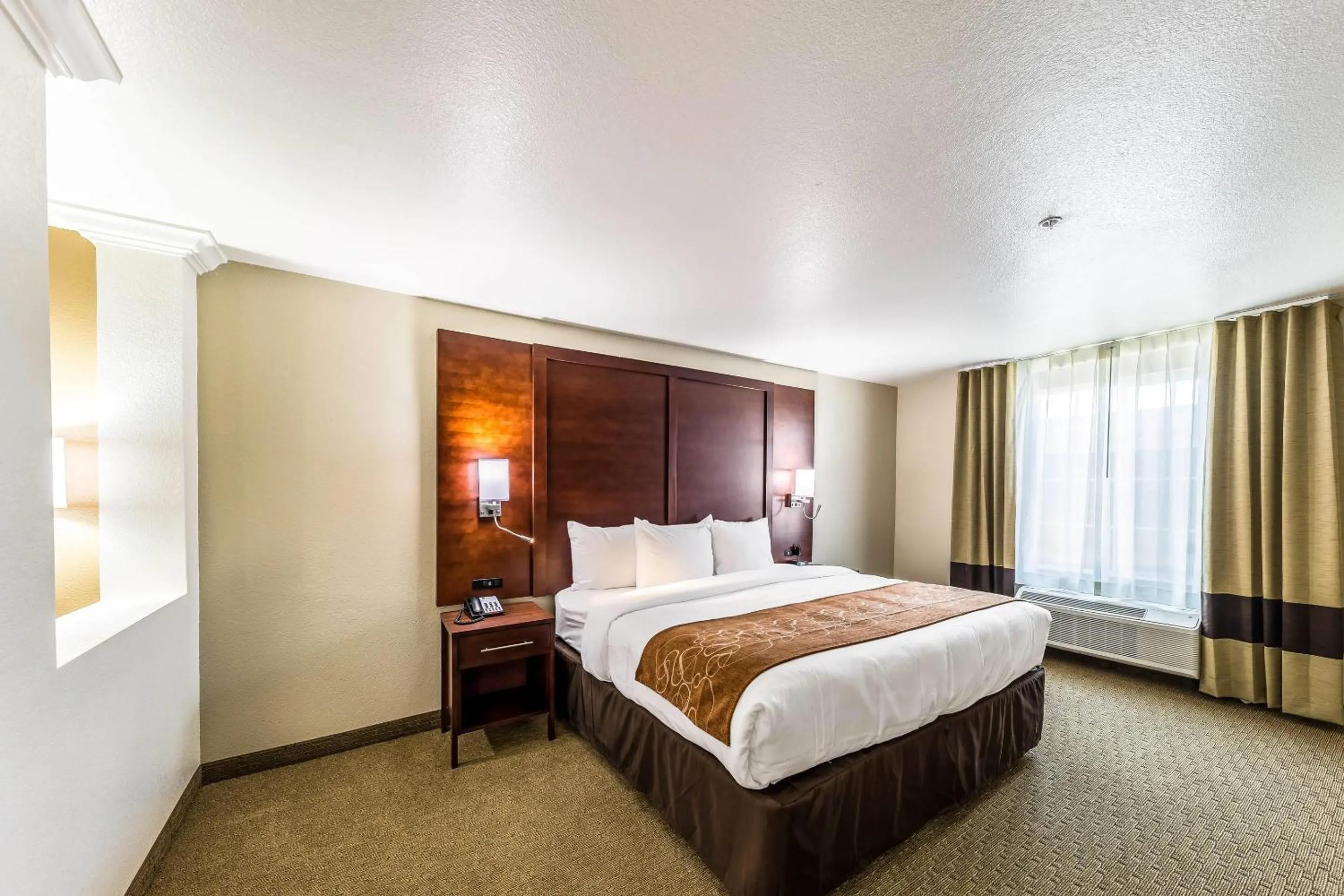 Bedroom, Bed in Comfort Suites Grand Prairie - Arlington North