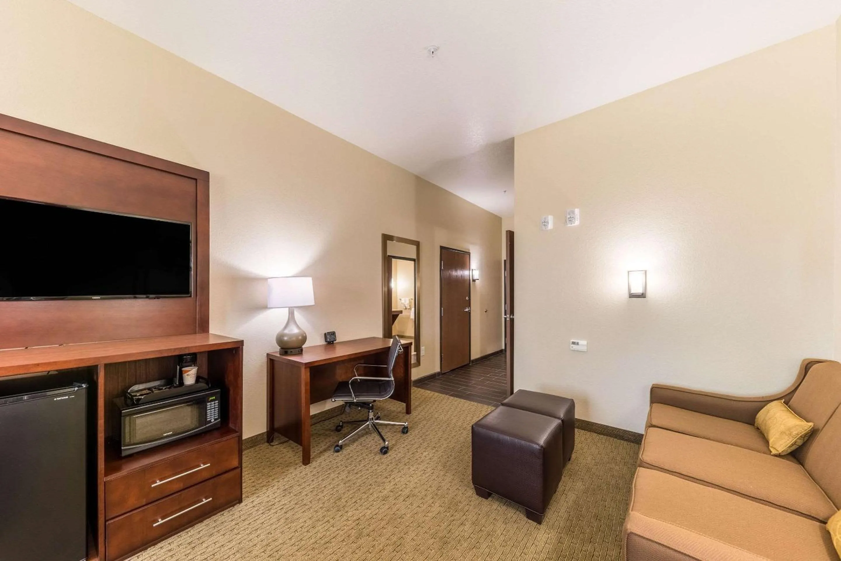 Photo of the whole room in Comfort Suites Grand Prairie - Arlington North