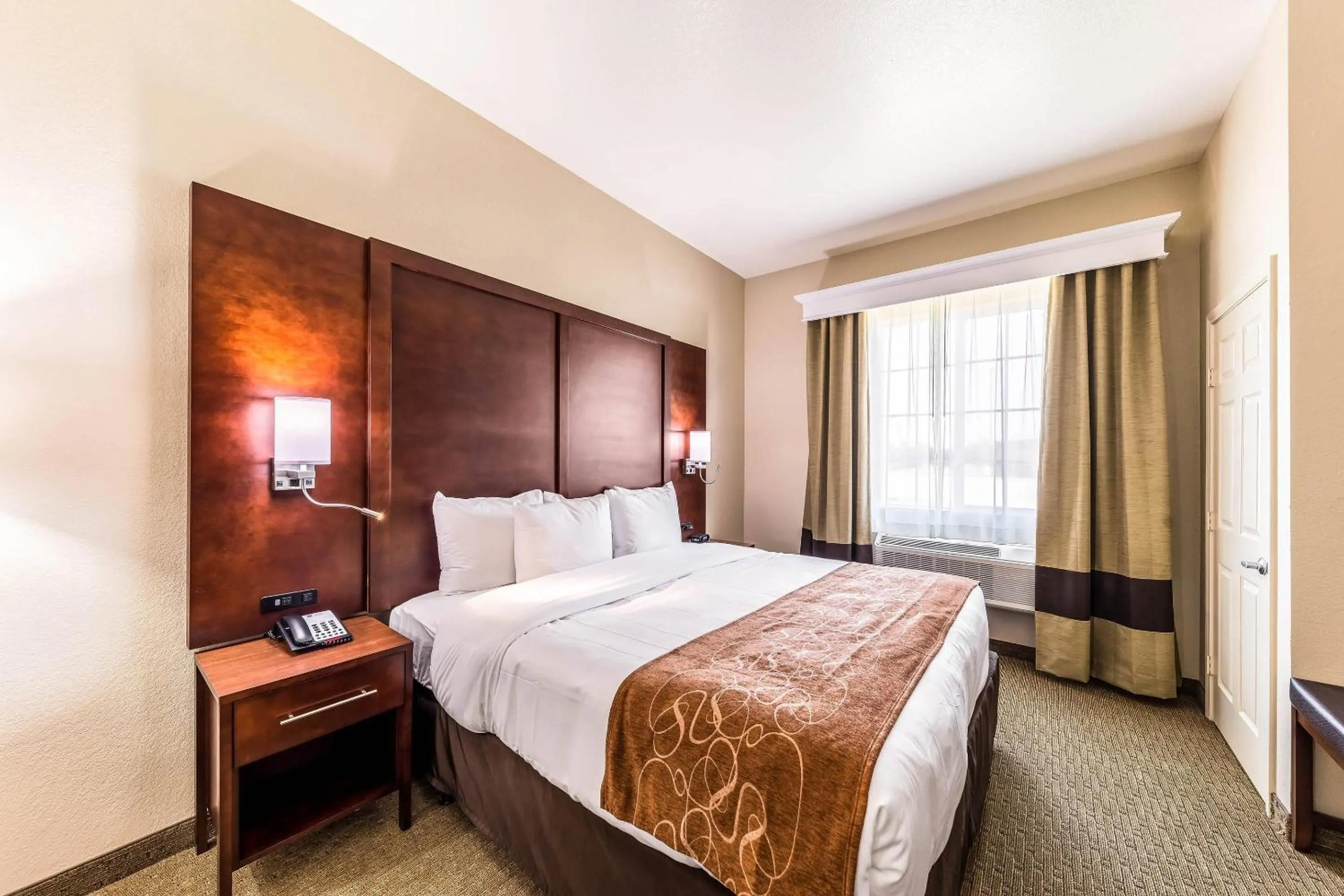 Bedroom, Bed in Comfort Suites Grand Prairie - Arlington North