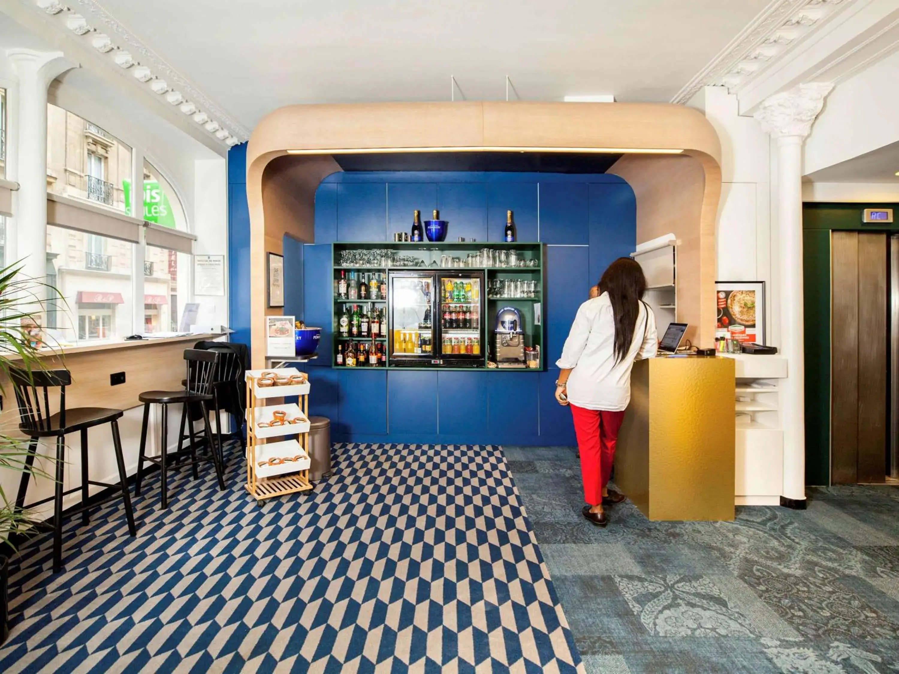 Lounge or bar in ibis Styles Paris Cadet Lafayette Lounge or bar in ibis Styles Paris Cadet Lafayette